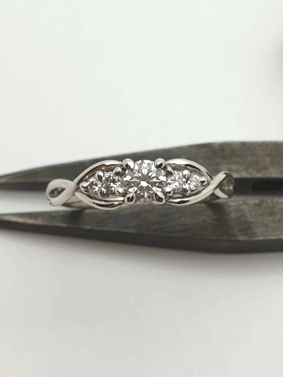 Bague jarretière et entrelacs