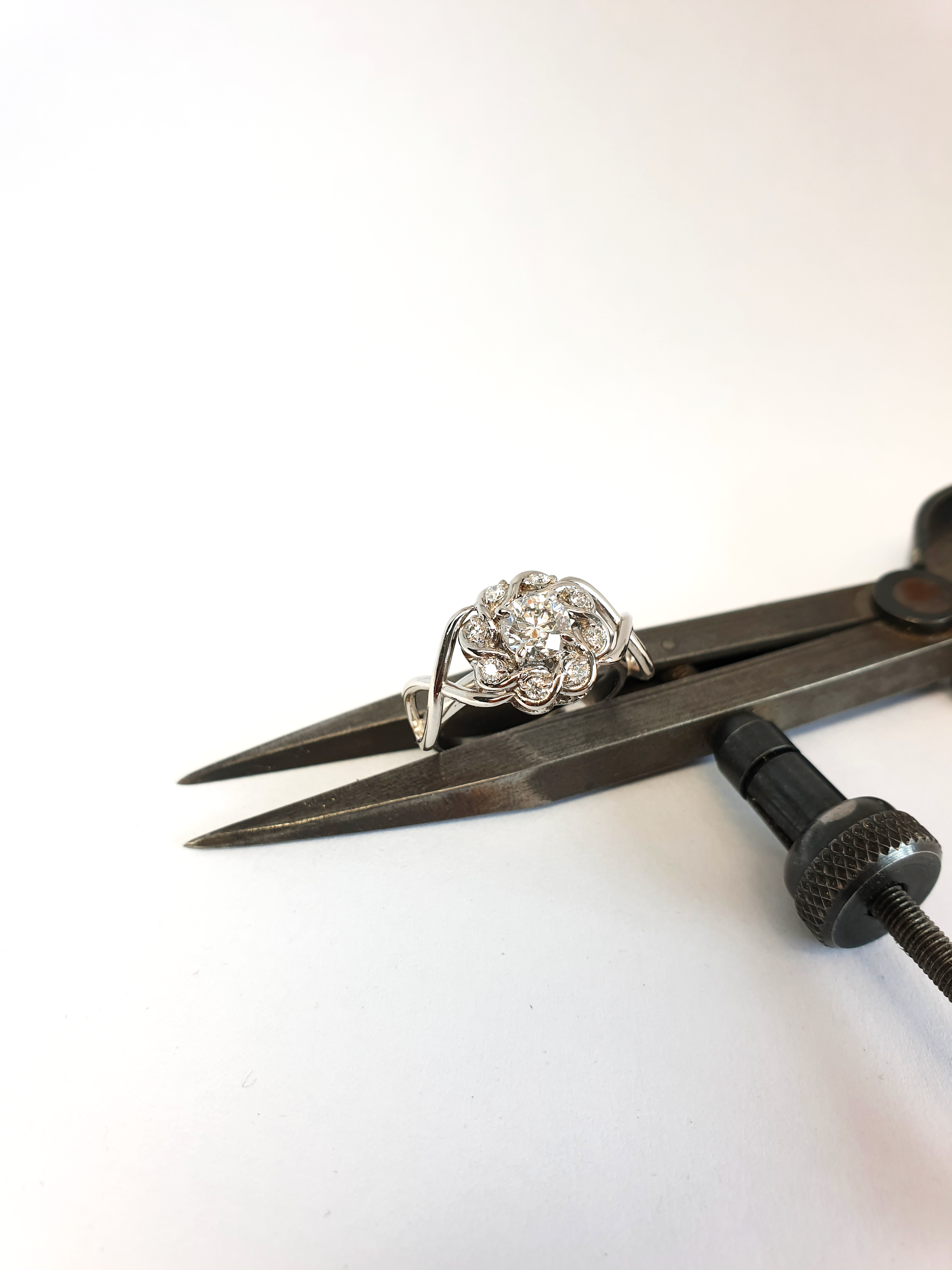 Bague de fiançailles type entourage / entrelacs en platine et diamants.