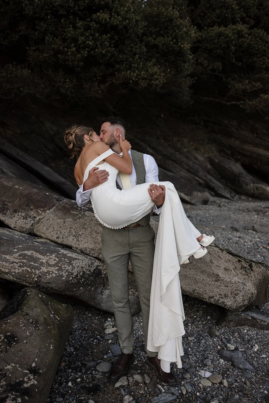 Laura&Nathan-Carwinionhouse-wedding-katiegoffphotography-713.jpg