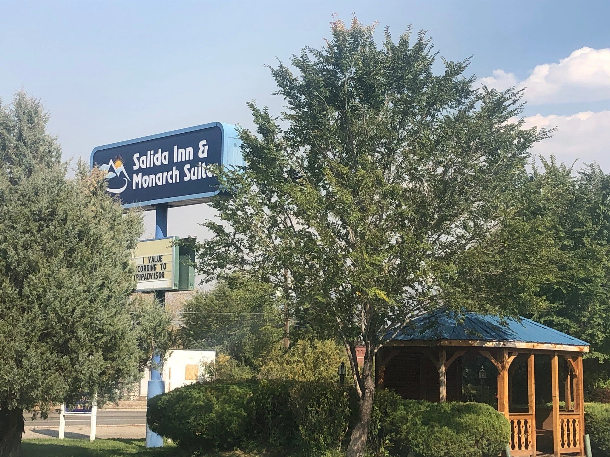 Salida Inn & Monarch Suites Sign & Gazebo.jpg