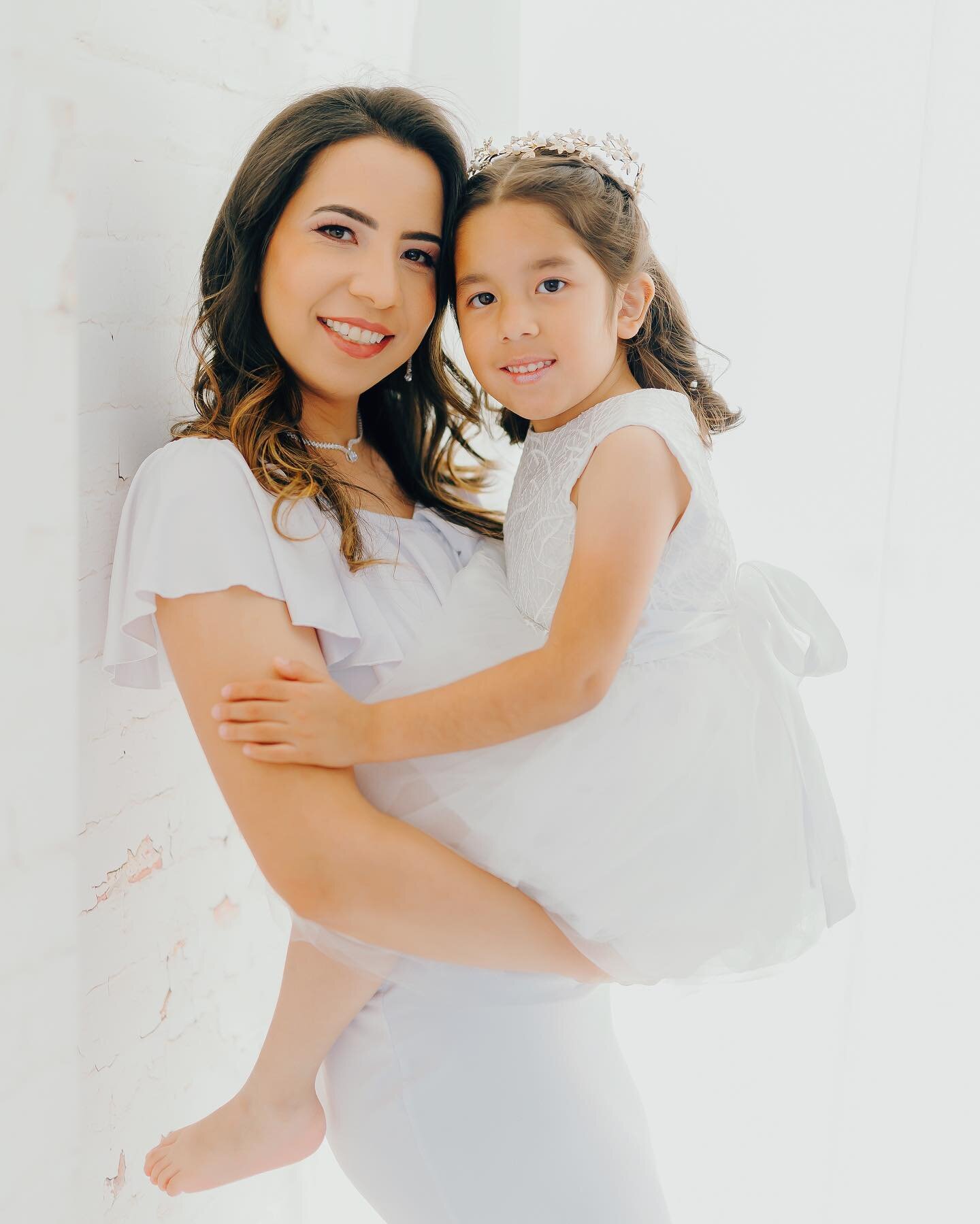 I hope everyone had an amazing Mother&rsquo;s Day 🌷💐🌷💐 here are some beautiful portraits from this Mom and me session 📸

Hair and make up by @beautyfashionbyjimena 

Mom and me photo session 🌷 
www.LinaPics.com
Fairfax, VA 

#linapicsphotograph