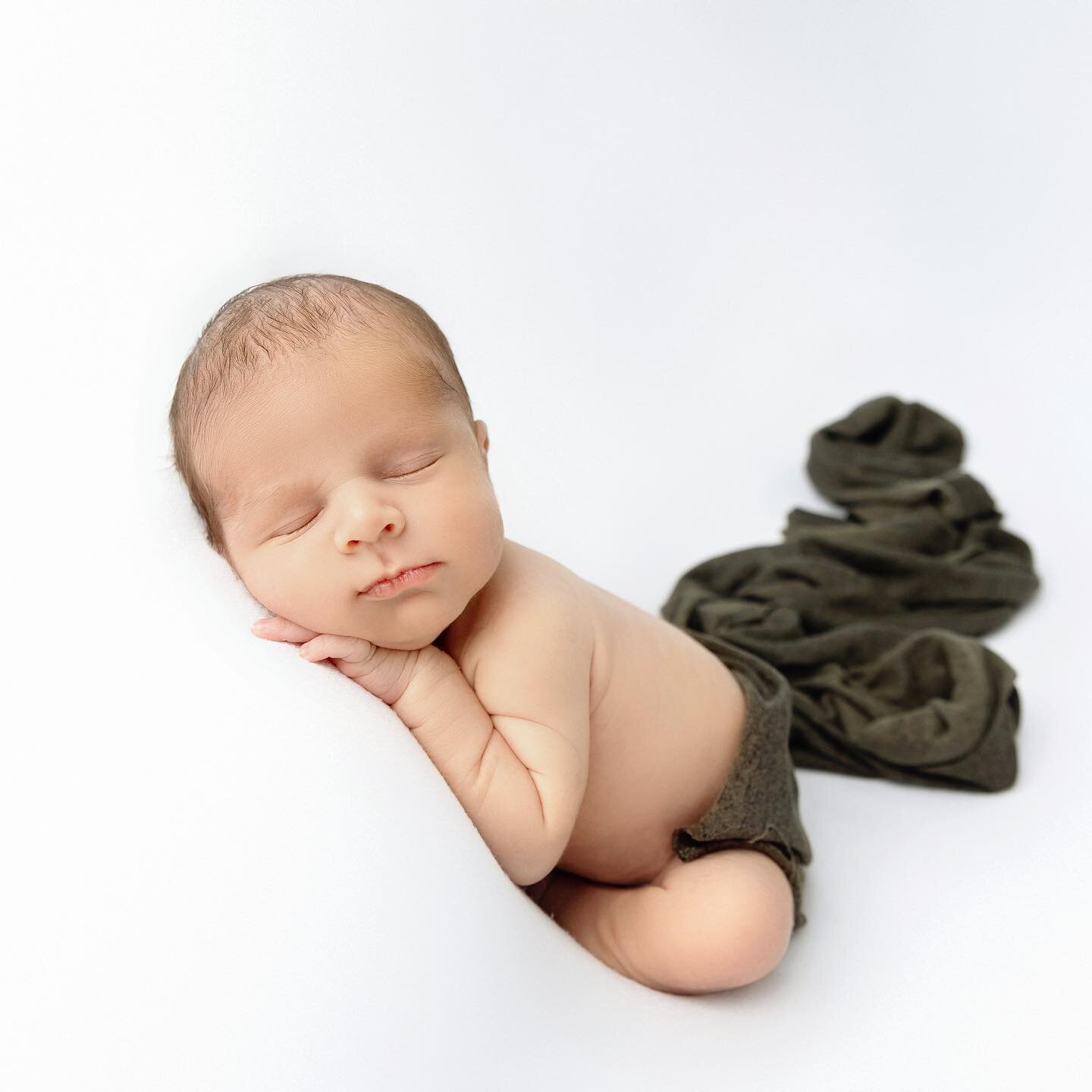 What a beautiful day 🤍 you are here! 🤍 

Newborn Photosession 
Fairfax, Virginia 
www.LinaPics.com 

#fairfaxva #fairfaxvastudio #mosbytower #photographerinfairfaxva #newbornboy #newborn #babyboy #greenday #militargreen #inspo
