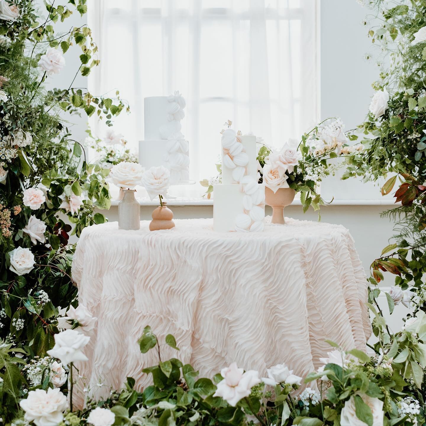 CAKE BABY 🤍

How dreamy is this!! For all you cake lovers can we do more of this please 🤍

Venue: @saltmarshehall 
Photography: @lucydennisphotography 
Hire, Styling &amp; Concept: @bellebijoux_events 
Floral collaboration: @ivylanefloristhull &amp
