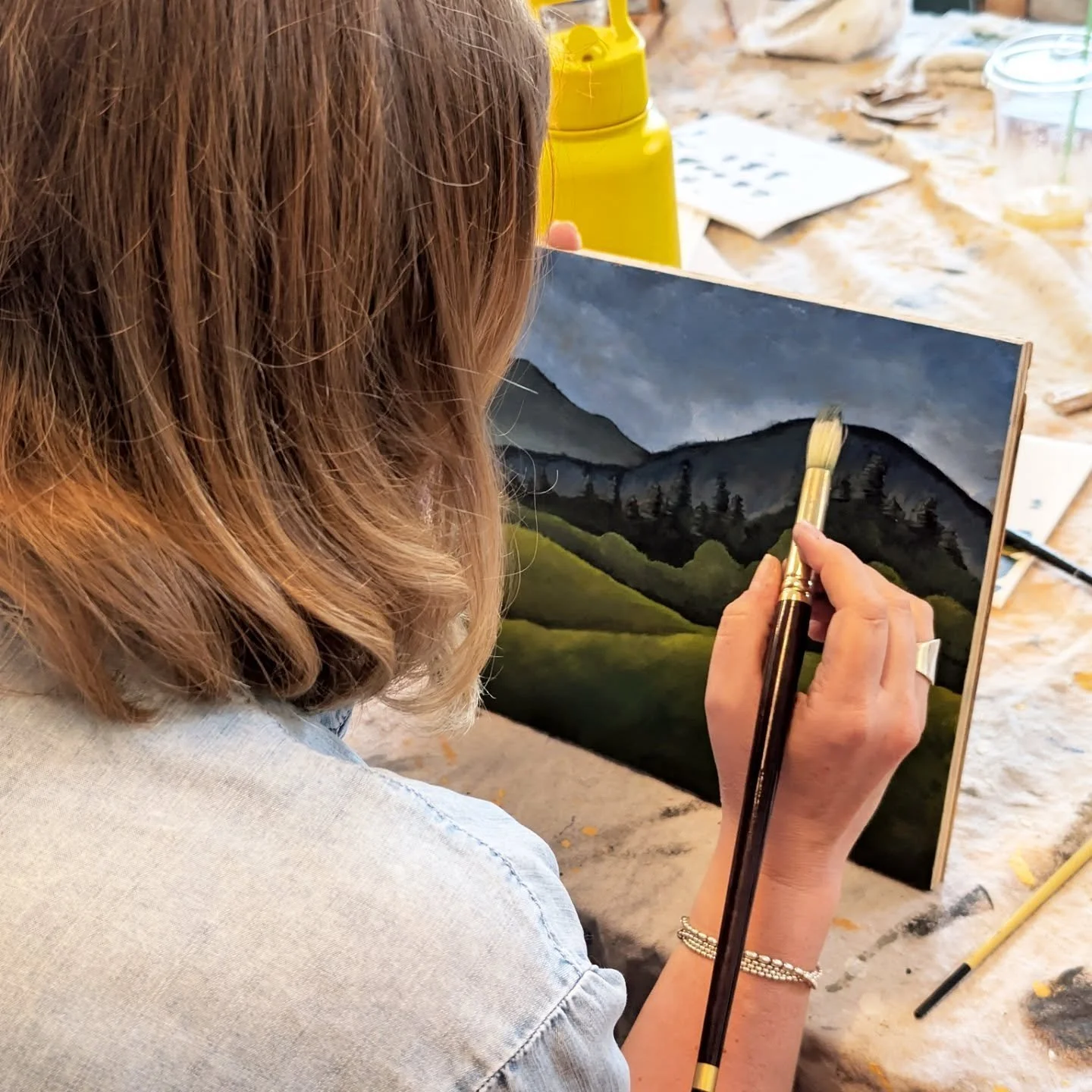 Some highlights from Kari Meyer's @kmeyerartist landscape painting workshop! It was such an incredible afternoon, with Kari's kind and warm approach to painting.
.
For many of us, it was our first attempt at acrylic painting, but check out these resu
