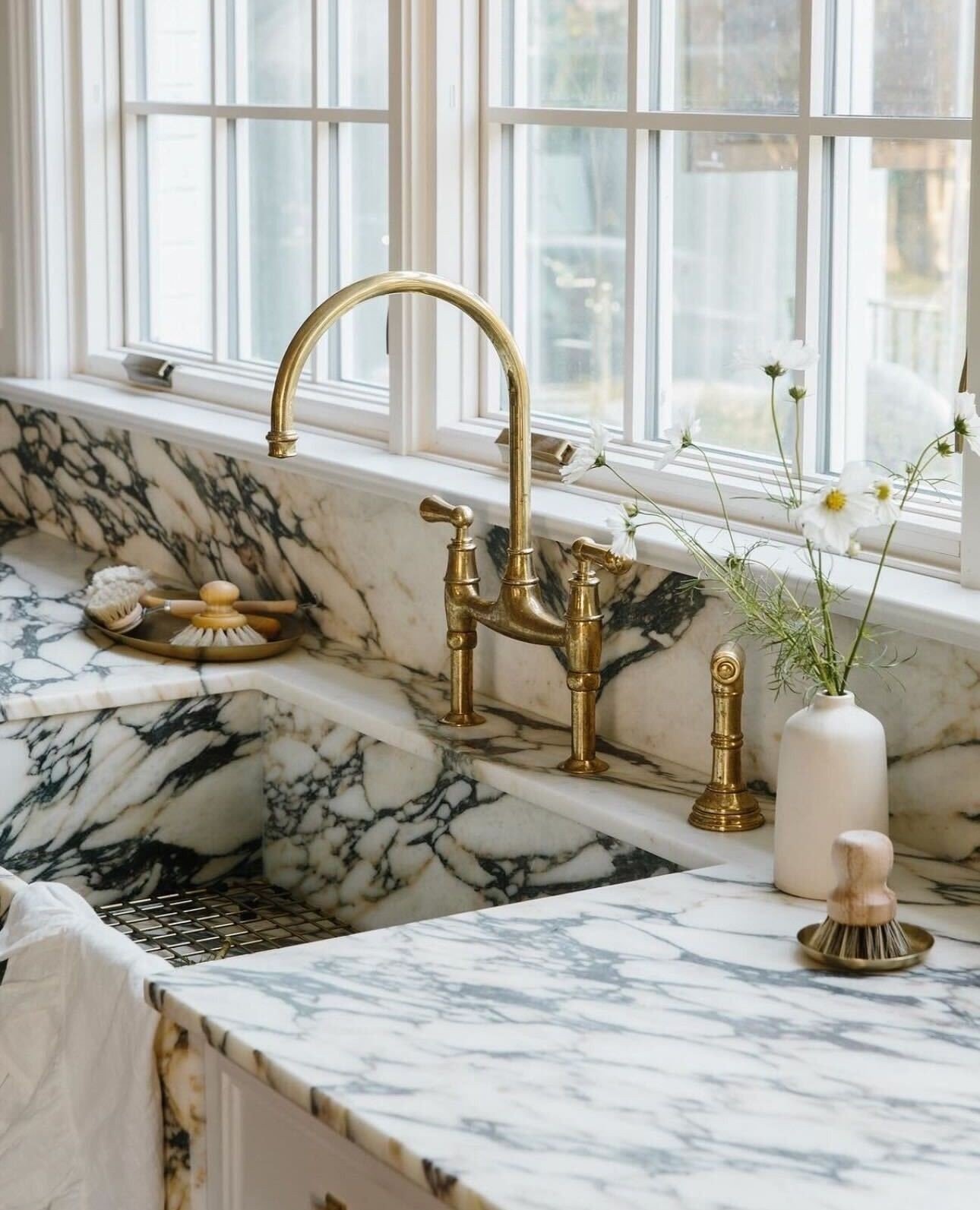 Indulge in this dreamy kitchen. Featuring custom sourced marble by @aristictile for @carlaypage.⁠
⁠
Swipe and save to be inspired by this breath taking project ✨⁠
⁠
Looking for a unique slab for your space? Get in touch at the link in bio.