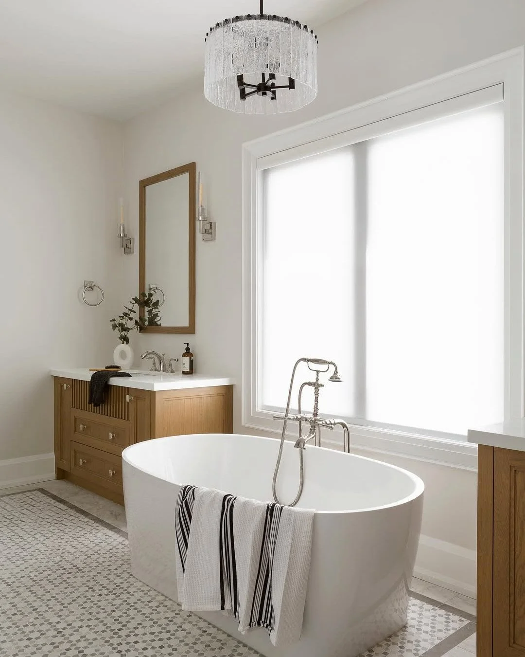 Beautifully crafted spaces by @studio.aa.interiors, where the detailing and refined fixtures bring every room to life. ⁠
⁠
Timeless finishes from Cesario &amp; Co.⁠
Design: @studio.aa.interiors⁠
⁠
&bull;⁠
⁠
#interiordesign #worldofinteriors #torontoi