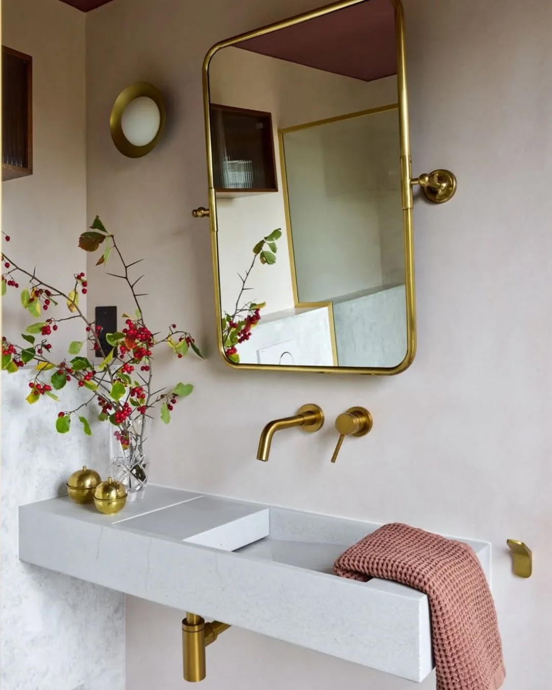 Quietly sculptural, with the appearance of hidden, runaway drainage.⁠
⁠
An offset vanity design with the option for left or right-hand basins, suitable for wall or surface mounting.⁠
⁠
Discover the collection today. Click the link in our bio to book 