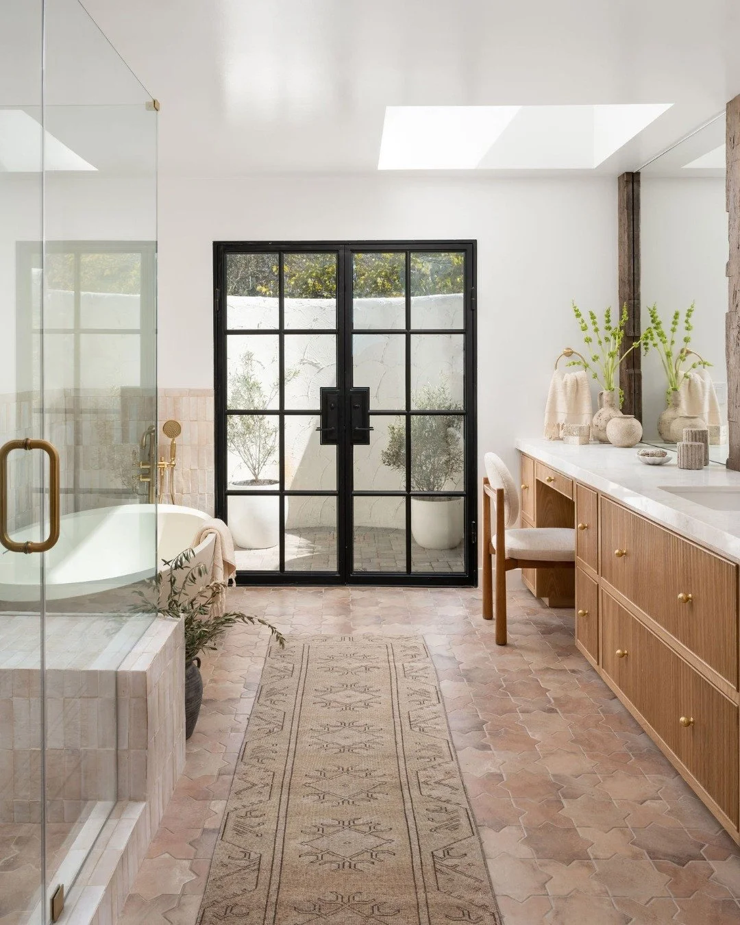 Inspired by the artistry of traditional bellmaking, this shower fixture adds glamour and craftsmanship to the shower.⁠
⁠
Finished in brushed 24K gold, the collection introduces rich, distinguished detailing. A statement material and timeless in desig