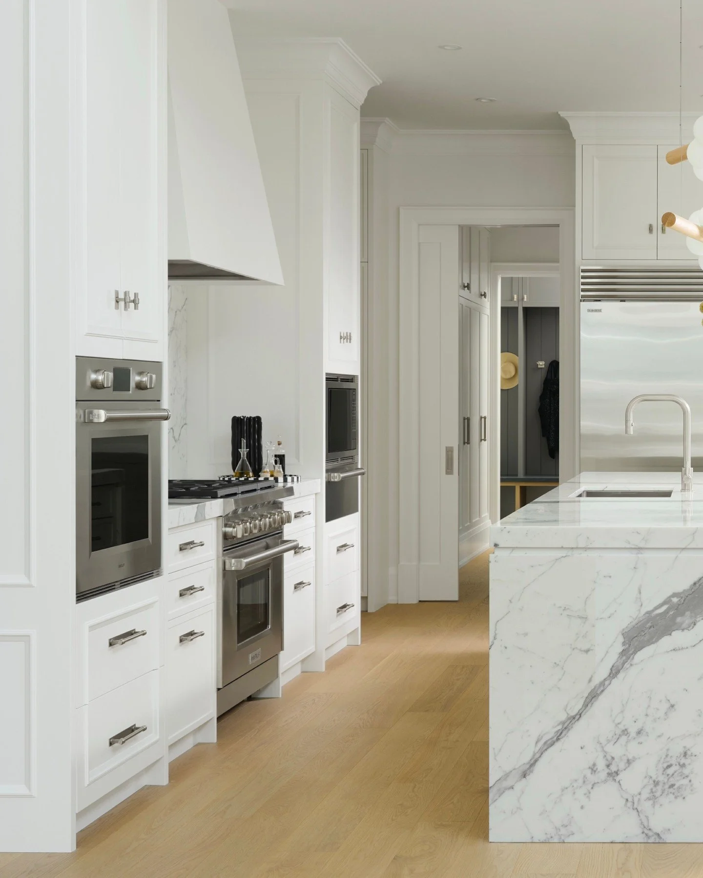 A celebration of Contemporary Traditionalism.⁠
⁠
Project White Oats Manor combined crisp marble, warm oak, and calming hues to elevate the everyday into something extraordinary.⁠
⁠
Design: Jack Creasy Design⁠
Photographer: Alex Lukey⁠
Build Partner: 