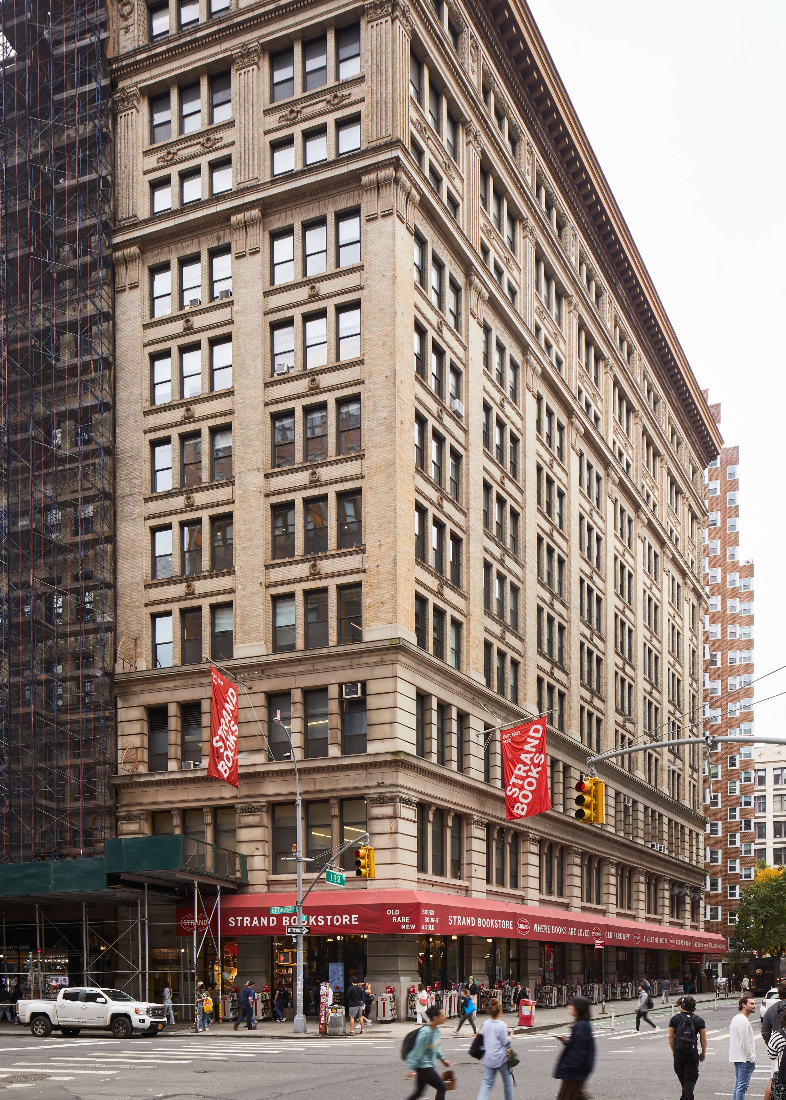  826 Broadway. This 1902 eleven-story Renaissance Revival style building was constructed for the National Realty Company by architect William H. Birkmire and builder John H. Parker. The Strand Bookstore, one of the last of the “Book Row” sellers, has