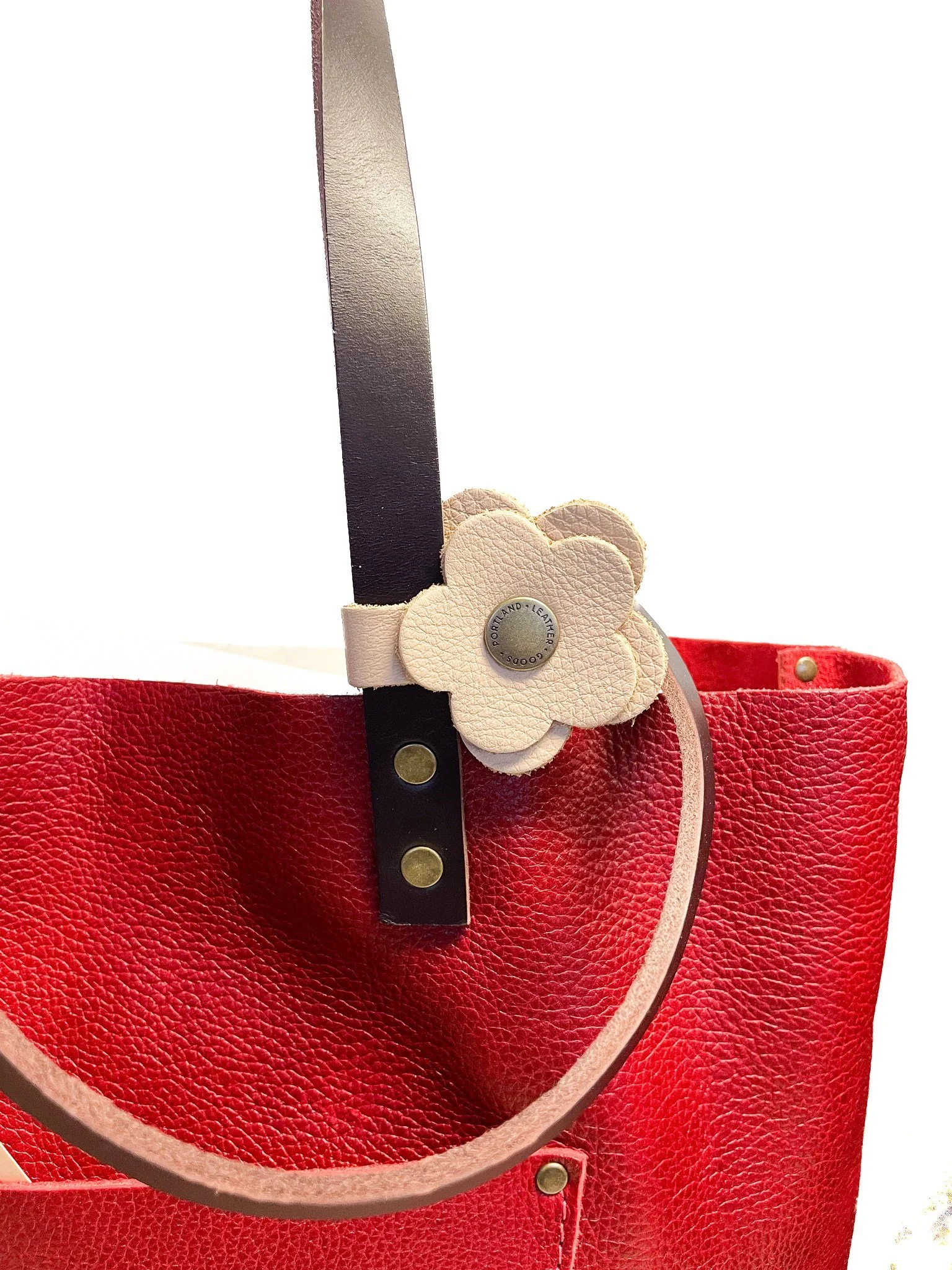 The Irish Golden Jackpot is back and already off to a strong start , packed inside a gorgeous @portlandleather bag with $320+ in goodies!

But that&rsquo;s just the beginning. 👀

Throughout the night, we&rsquo;ll pass the Jackpot around for YOU to a