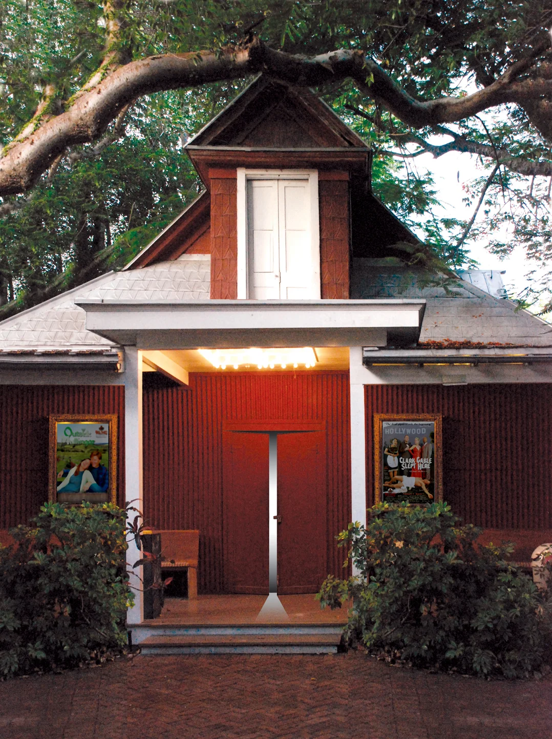 make a donation to the red barn theatre today!