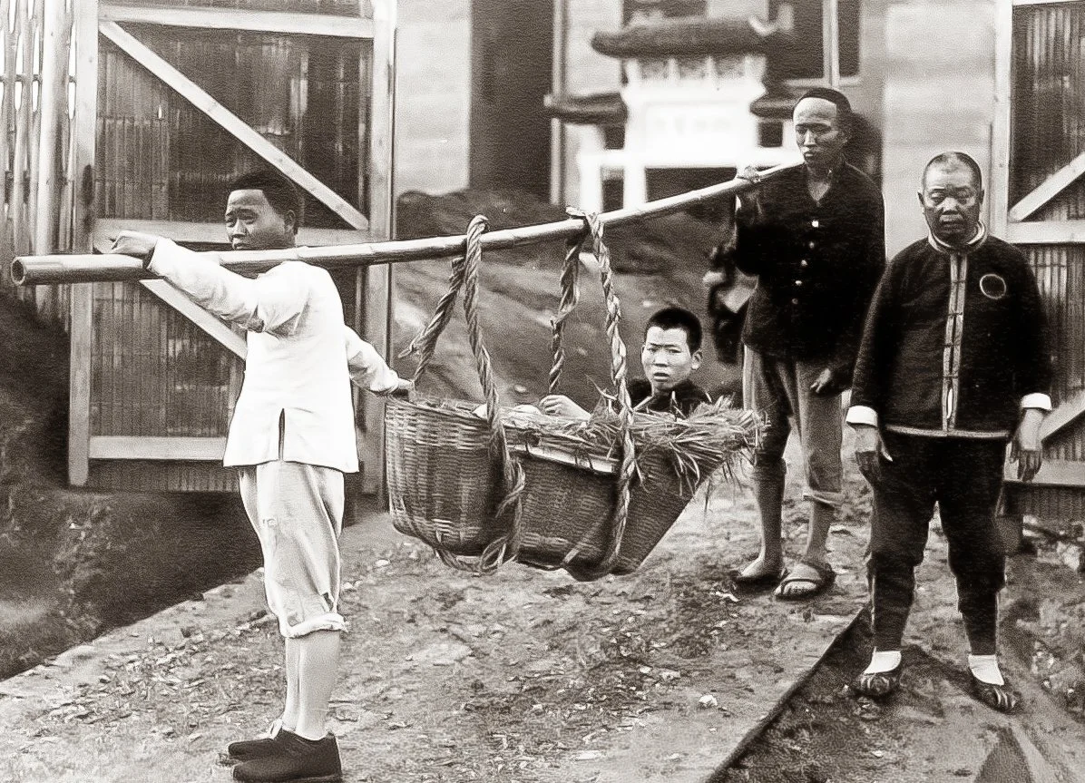 Bringing a patient to the Hunan-Yale Hospital