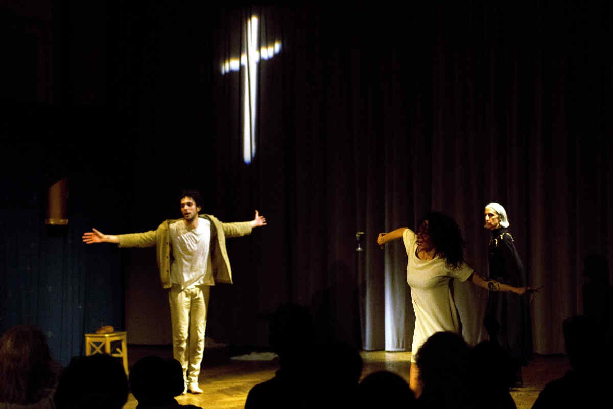 Michal Lorent, Magda Czarny and Gianna Benvenuto, the Studium Teatralne, Warsaw, performing the Truth. Photo: Elizabeth Andrews.