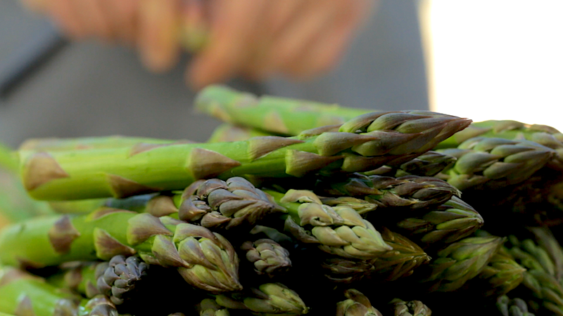 How to prep asparagus 2.png