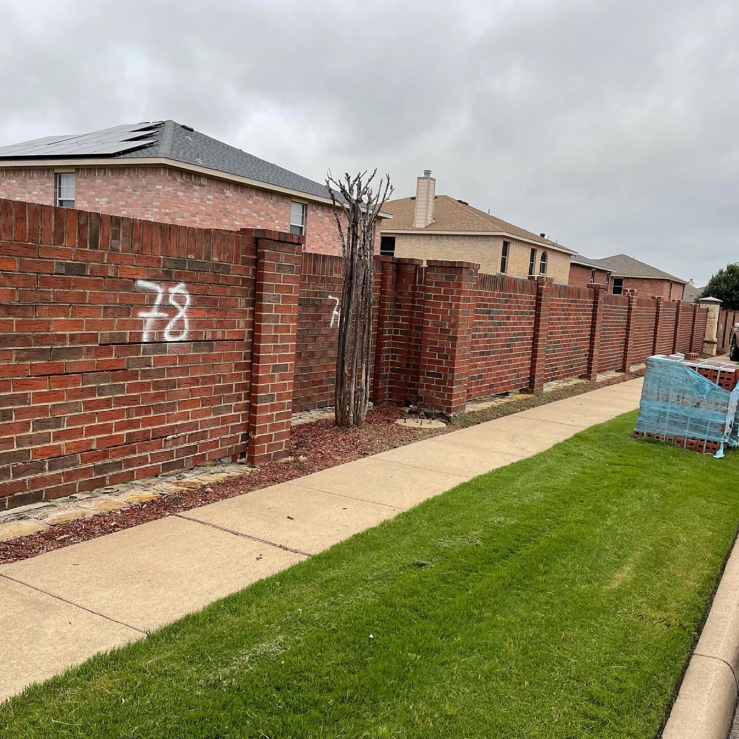 Screening wall rebuilding for Silverado Springs HOA. The new panels are a brick match that I ordered in October of 2020. Talk about a high value brick! #brick #brickwall