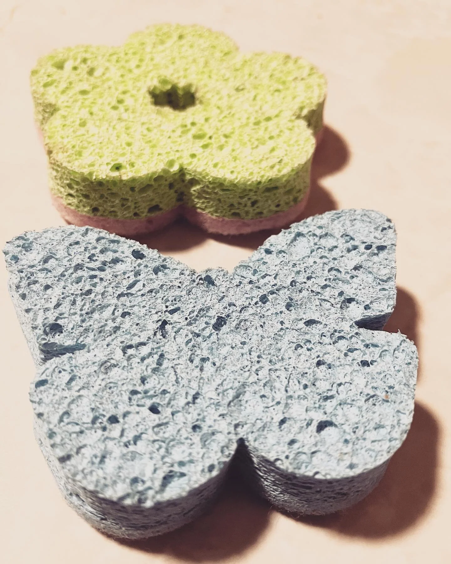 I bought these sponges at Bunnings last weekend on the fly to help gear me up for a week of spring cleaning. And yet before I&rsquo;ve had a chance to use, they&rsquo;ve become El&rsquo;s favourite high chair distraction.
.
Since having El, I&rsquo;v
