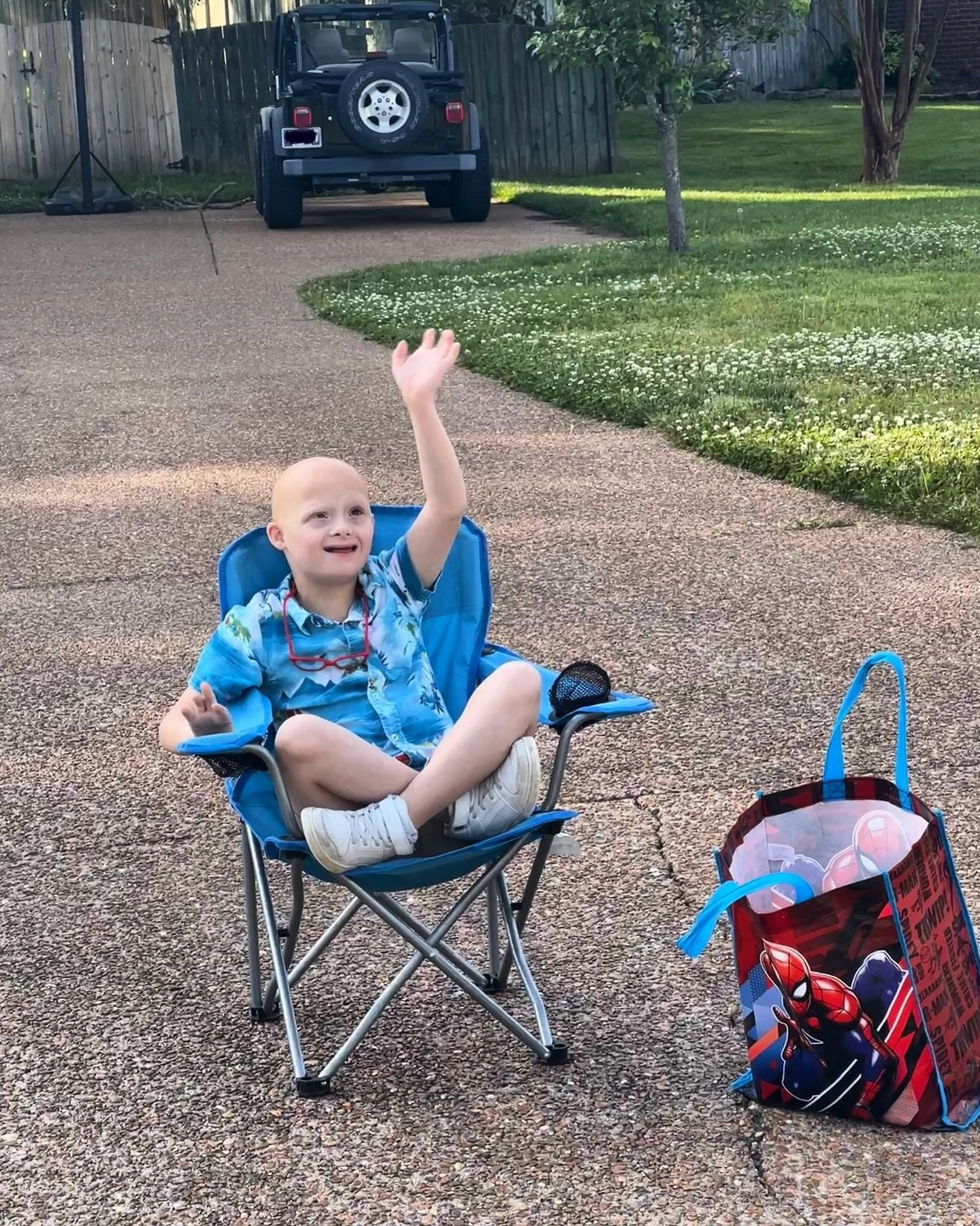 👋🏼 Michael greeting the birds as we wait for the bus this morning. &ldquo;Hi, birdies!&rdquo; 

#michaelaaronshust 
#downsyndrome 
#alopecia
