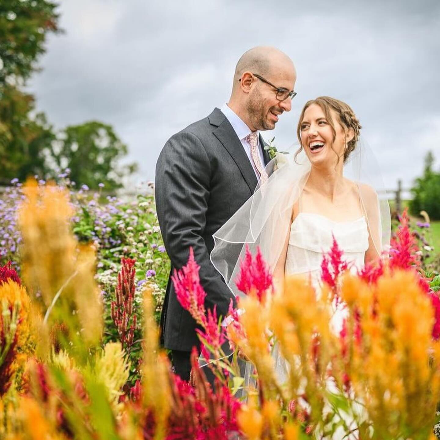 Less than 1 month till it&rsquo;s officially SPRING and this part of the world starts to bloom into life again! 🙌🙌🙌 Who else can not contain their excitement for the warmer months? 
Photos @fetephotography 
Real #wildflowerbride @jacquelinealnes 
