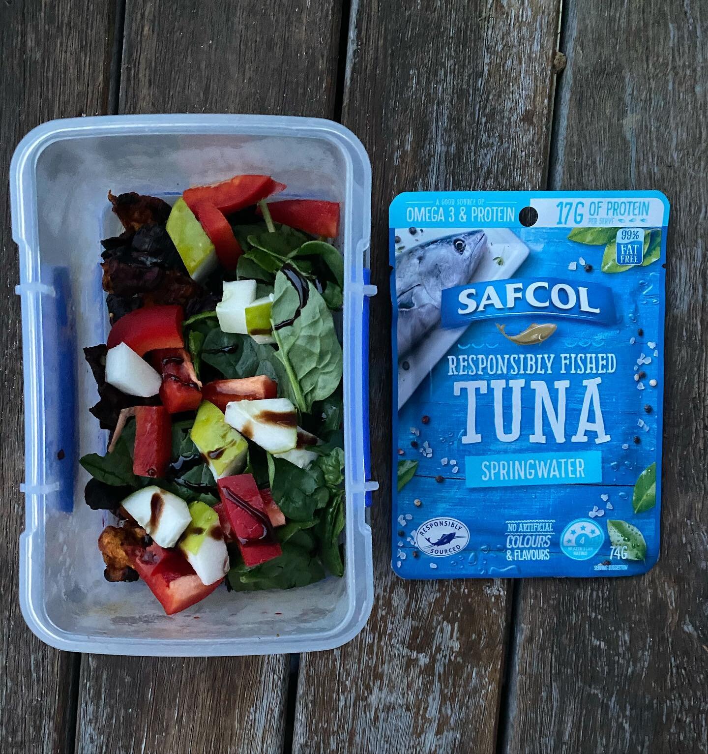 Leftover salad: the quick lunch.
.
➡️ Roasted vegetables
➡️ Diced cucumber, capsicum and spinach
➡️ Balsamic vinegar glaze
➡️ Safcol @seafoodexperts no drain pouch 
.
Thrown all together in a container and you have yourself a well rounded lunch to ke