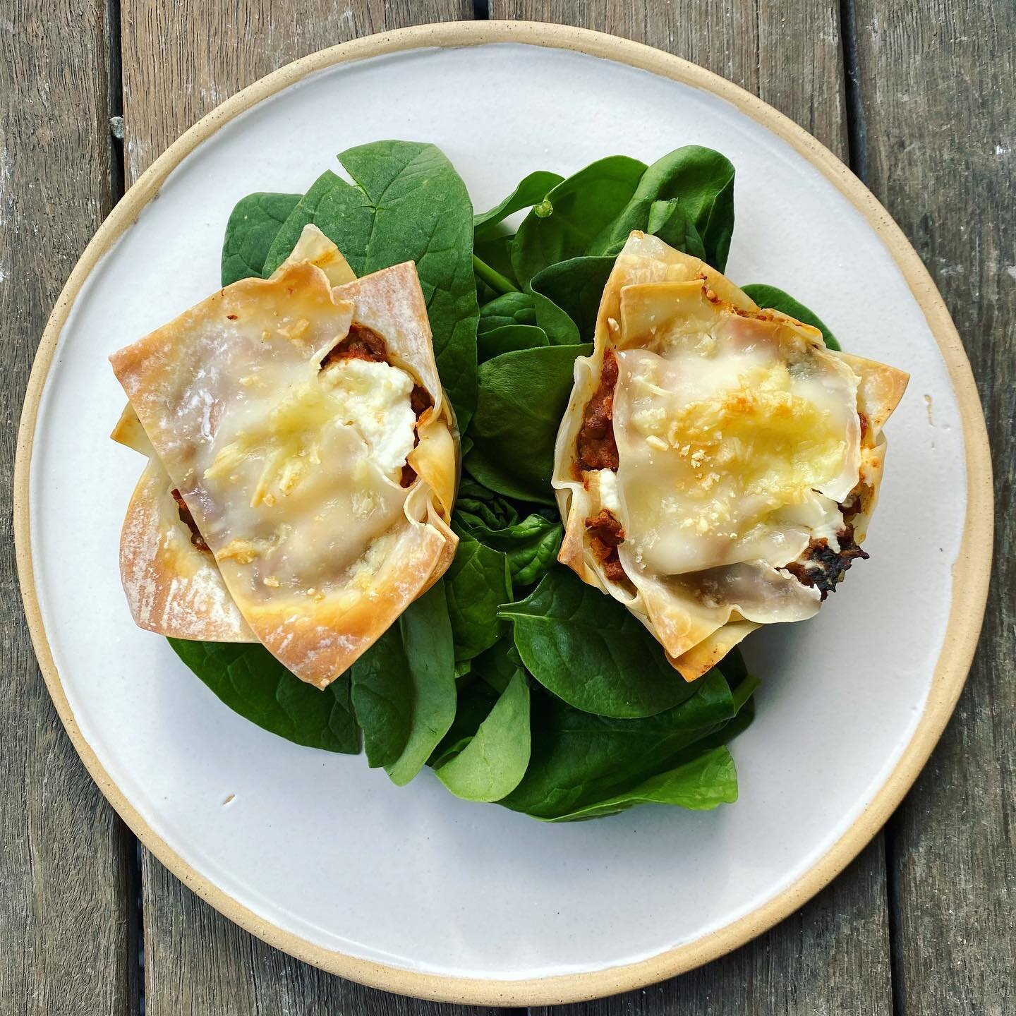 Lasagne Muffins!
.
Great way to use any left of spaghetti bolognese mince, to turn into a vegetarian dish or my personal favourite using a mince/lentil base.
.
See website for recipe 🤤
.
Love serving these hot on a bed of baby spinach! Thanks @kylie