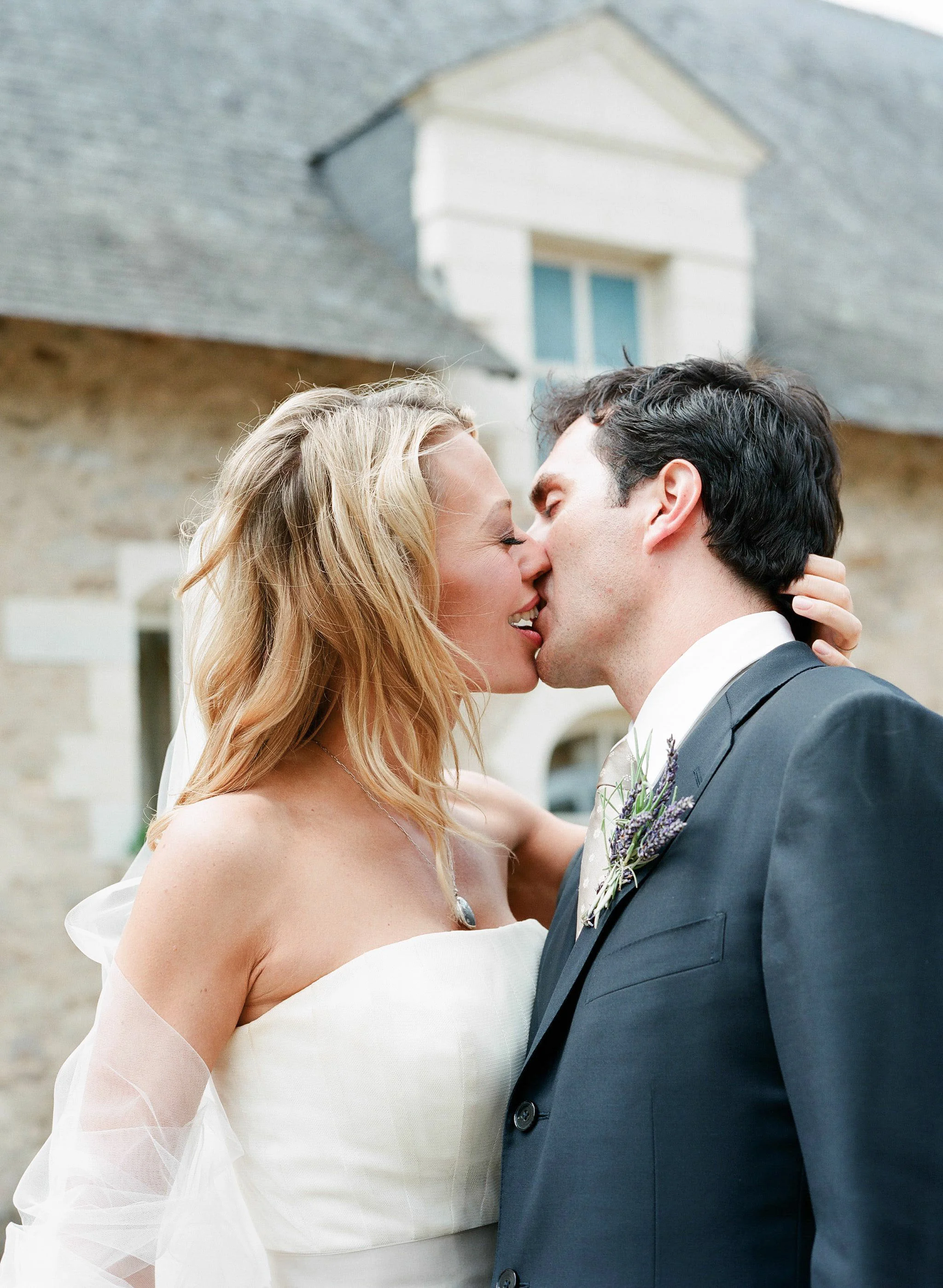 1c_elizabeth messina_0002_first_kiss.jpg
