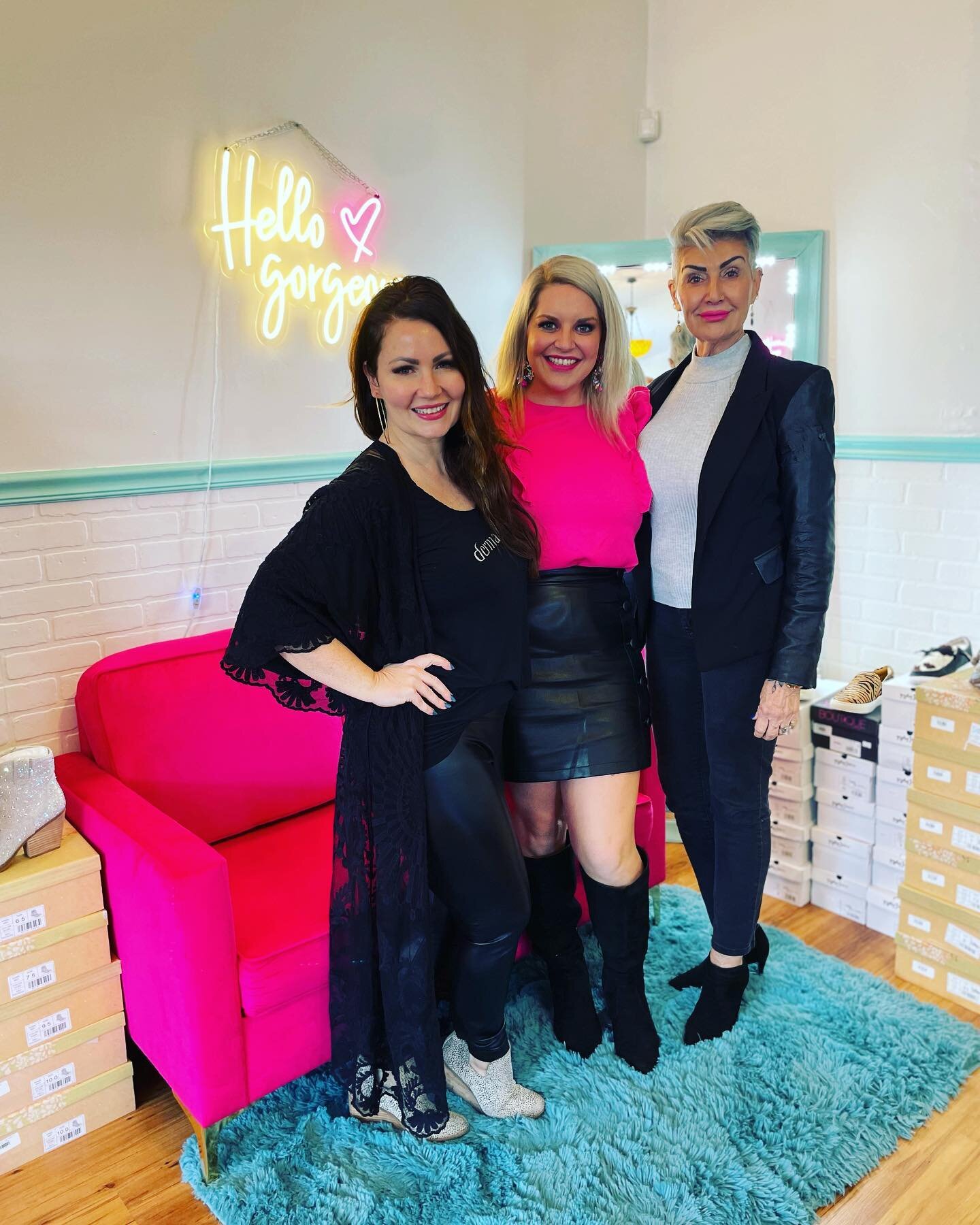 We had an absolute blast with the ladies at @apemadeit boutique yesterday! 👠 💉 

Please help support this, and other, small local businesses as these places keep our community growing. Not to mention, their selection of items are on point. 

#suppo