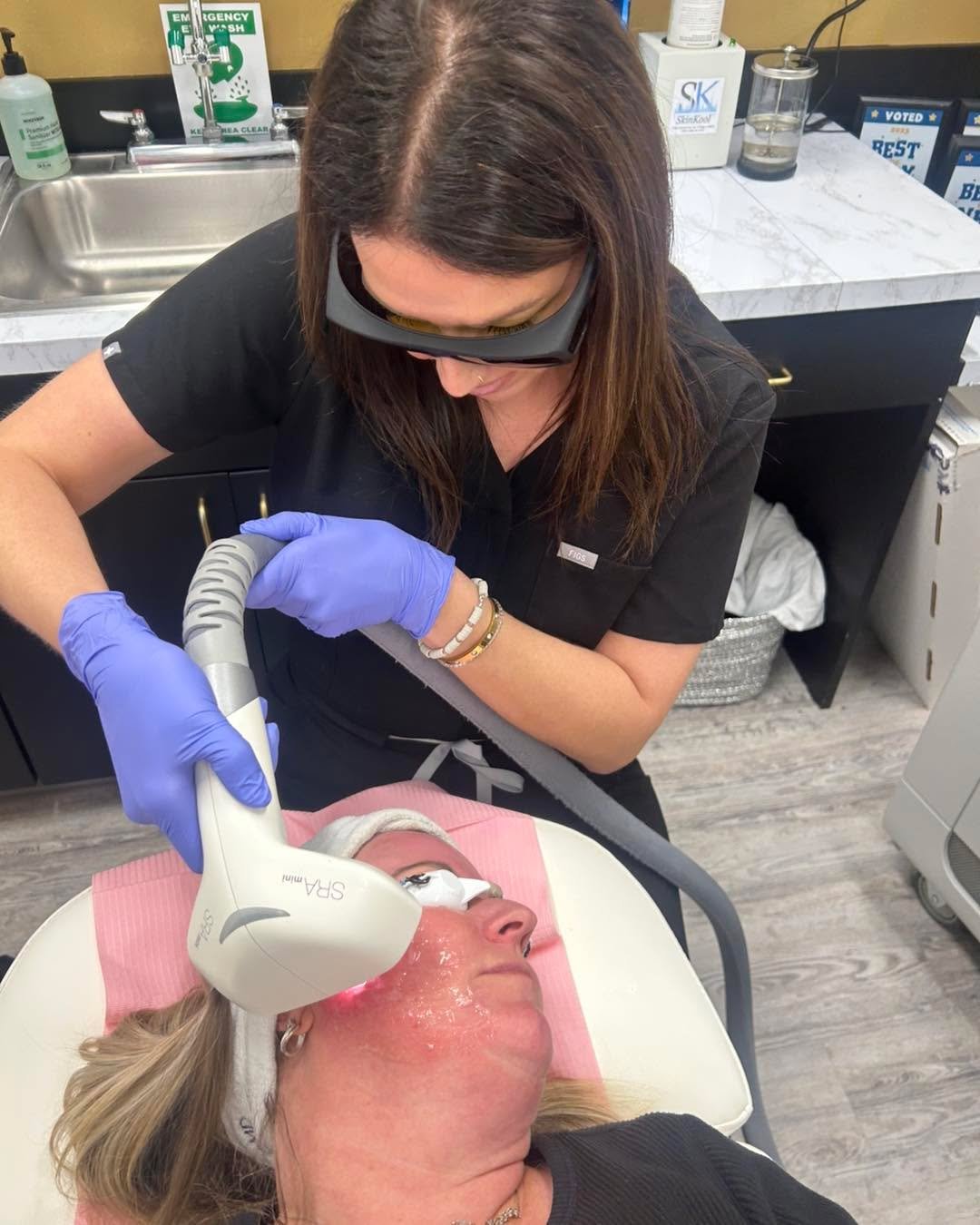 Reveal your best skin with an IPL treatment at dermalounge✨

If you&rsquo;ve been struggling with:

Sun damage or brown spots
Redness or broken capillaries
Uneven tone and dull-looking skin
Our IPL (Intense Pulsed Light) treatments are designed to ta