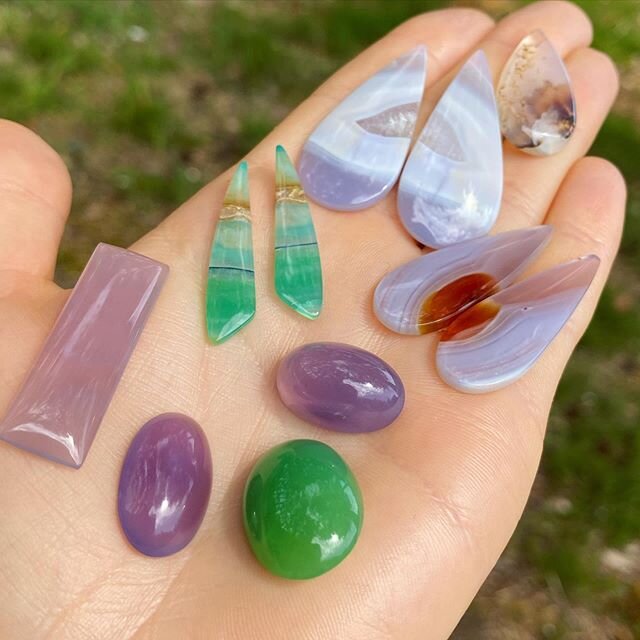 New stones :) Agates and a cheeky opalised wood pair! Purple &amp; vibrant greens are uplifting and look fabulous in silver or gold. Which one is your favourite? .
.

@lightwave_jewellery
.
.
.
.
#gemstones #agate #lovepurple #goldsmith #maker #jewel