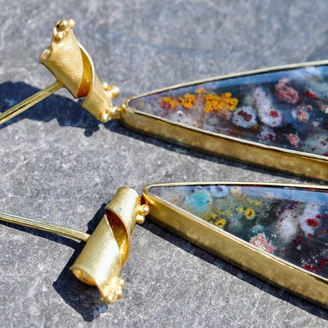 18ct yellow gold opalized wood earrings #details I love the fabulous patterns and colours in these stones. The dinky gold granules came out well ✨ .
.
@lightwave_jewellery
.
.
.
.
#gemstones #18ct #gold #goldsmith #maker #jeweller #instajeweller #jew
