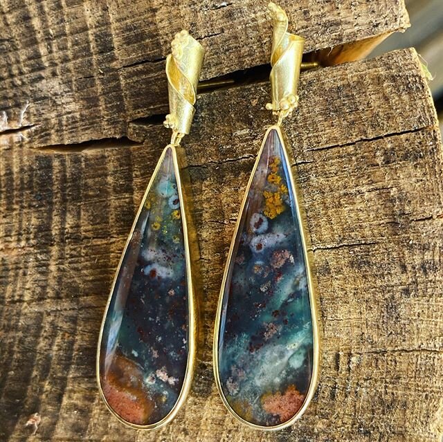 18ct yellow gold opalized wood earrings #finished ✨ What do you think? .
.
.
@lightwave_jewellery
.
.
.
.
#gemstones #18ct #gold #goldsmith #maker #jeweller #instajeweller #jewellersbench #jewellerystudio #jewellerstools #contemporaryjewelry #modernj