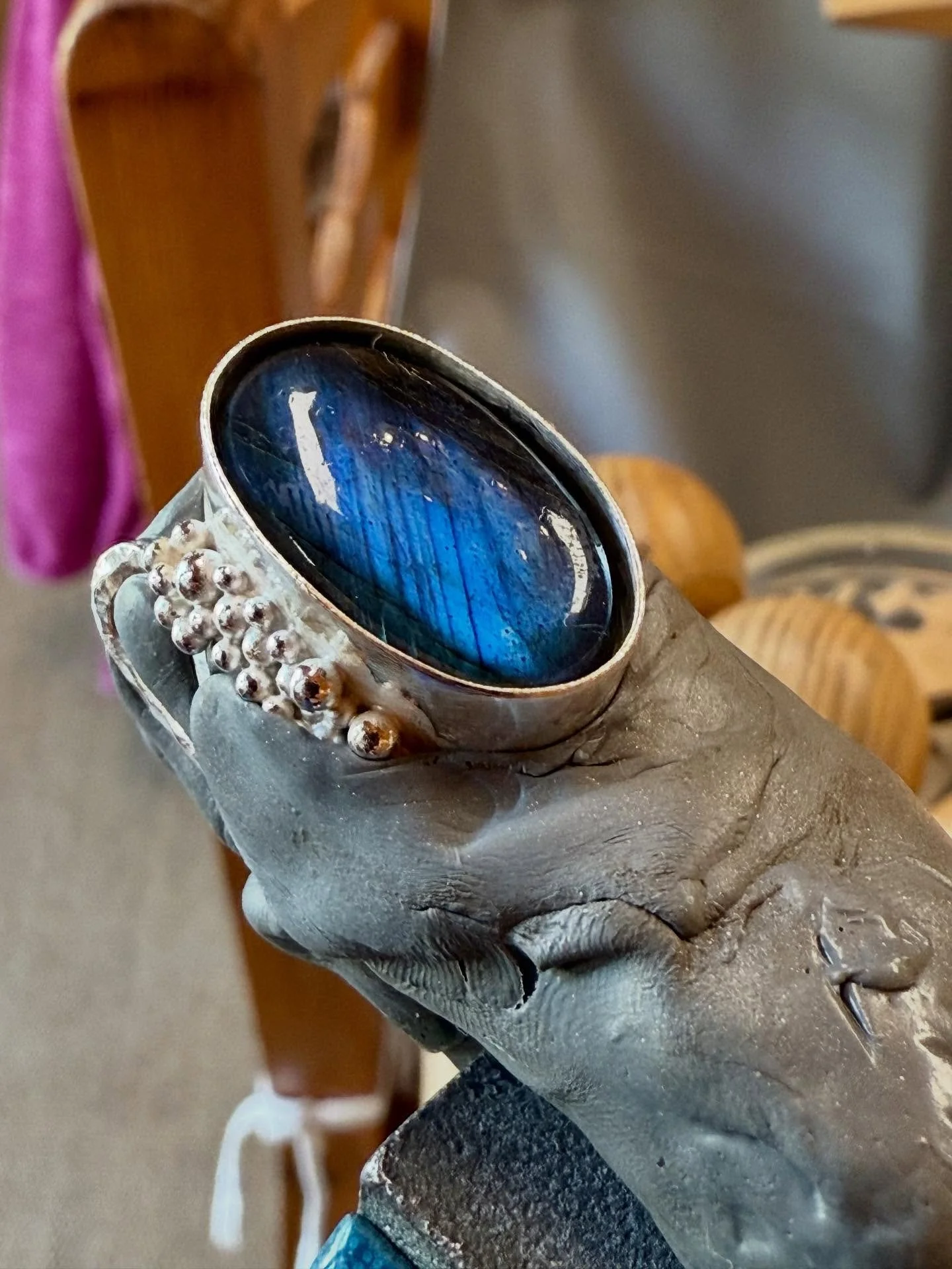 Current project, setting this stunning blue flash labradorite into a silver ring. The band is adjustable accordion, so removing thermolock is going to be painful 🫣
.
.
#jewellerycoursenewforest #jewellerycoursehampshire #goldsmithing #bespokegifts #