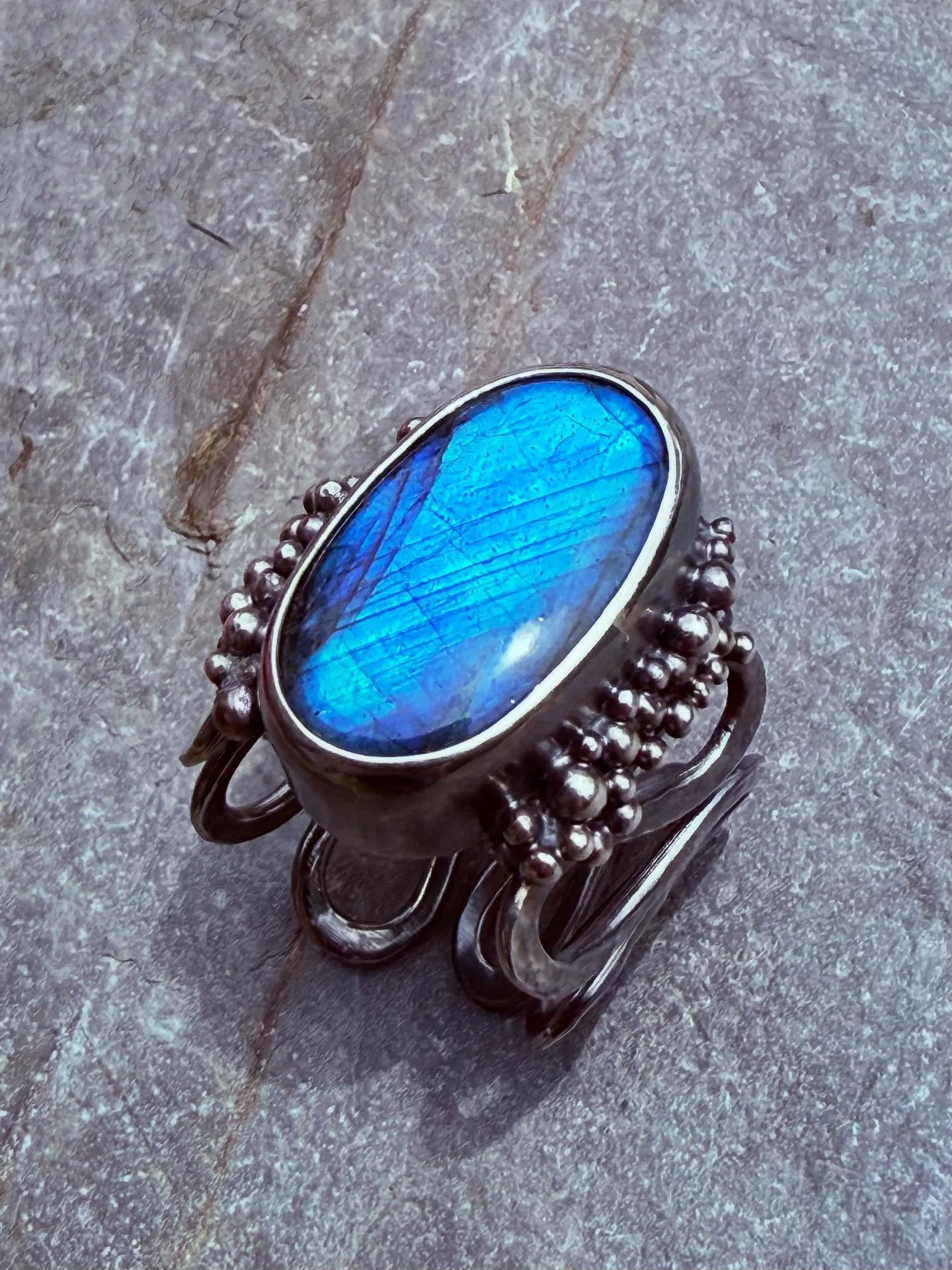 Remember this fabulous blue flash labradorite? Here it is in its satiny patinated setting surrounded by silver granules. One of my favourite pieces in the new mid-Summer collection ☀️ It has already found a lovely home, but other gorgeous pieces are 