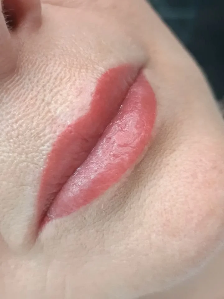 Wir lieben nat&uuml;rliche Zeichnungen und finden, Permanent Make-up am Allersch&ouml;nsten ohne harten Linien und in einer gleichm&auml;&szlig;ig soften Schattierung. 

Wir w&auml;hlen gemeinsam eine Farbe, die dem Teint schmeichelt, so kann das Erg