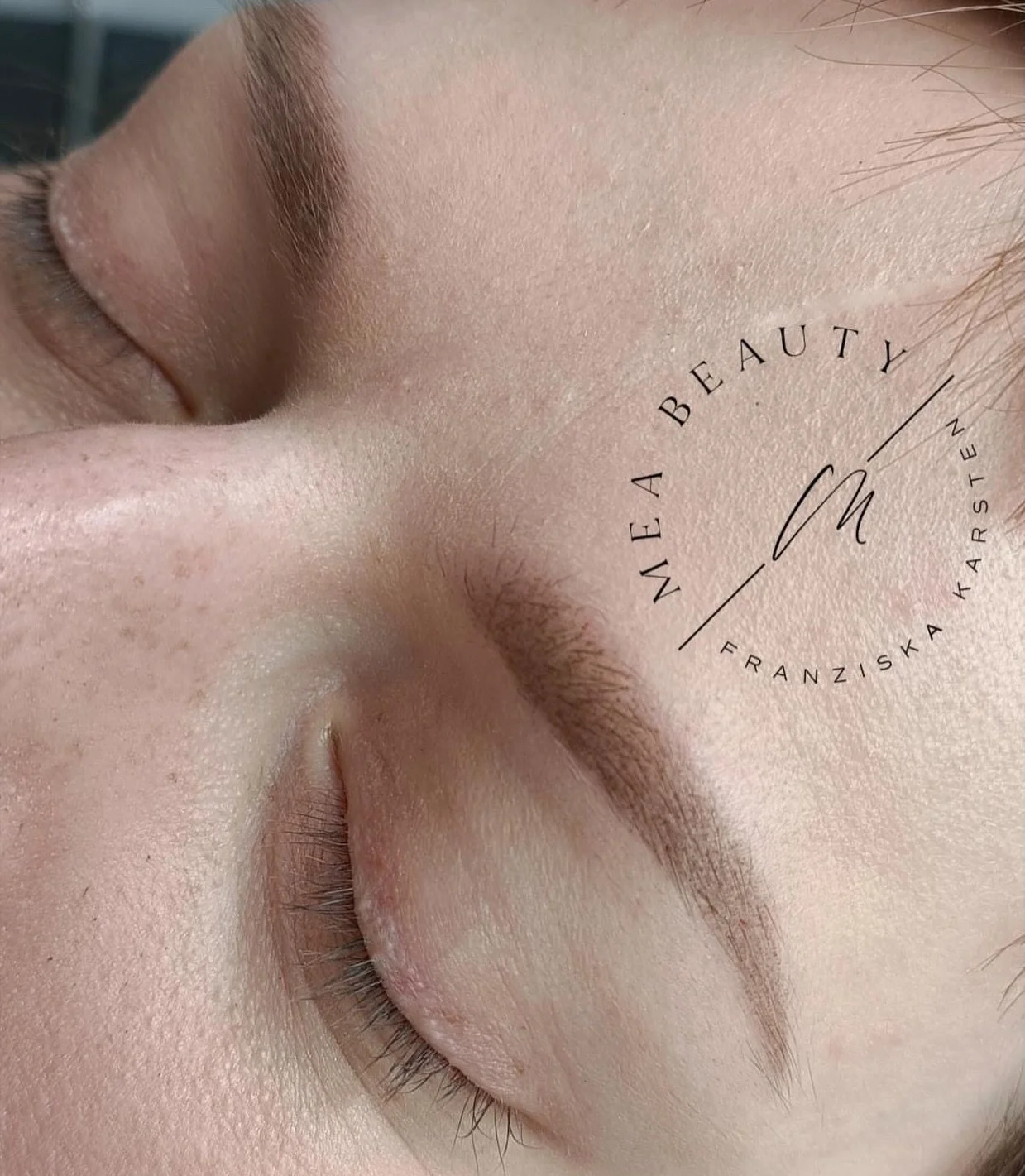 HEALED💕

Abgeheilte Powderbrows sollen leicht, fluffig und nicht zu markant aussehen.
Dabei denken wir bitte immer dran, dass ein Permanent Makeup den ungeschminkten Zustand verbessern soll und nicht dein geschminktes Ergebnis nach dem Styling.

Dah