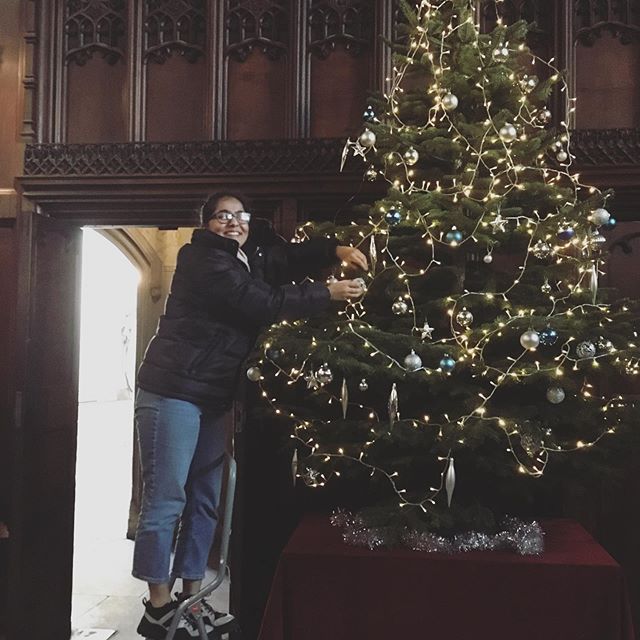 JCR President / queen of hearts Aisha puts the finishing touches to the tree in hall! #christmas #peterhousemcr #cambridge #peterhouse