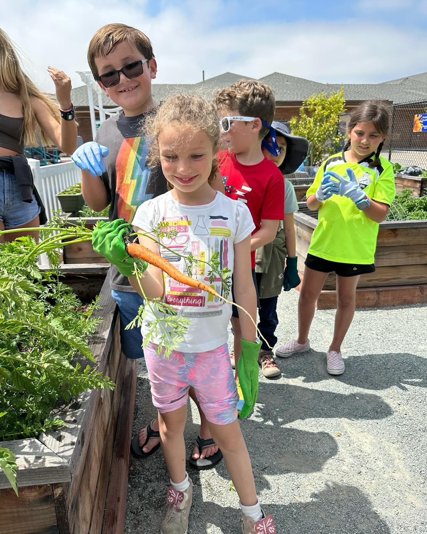 $25 Emerald Keepers Day Camp! 🌈🌱🌻

Sat, April 27th:
1st-3rd grade camp, 9-11 am
4th-5th grade camp, 1-3 pm

Every year, our amazing high school interns host a day camp to introduce kids to gardening, composting, and fundamental environmental conce