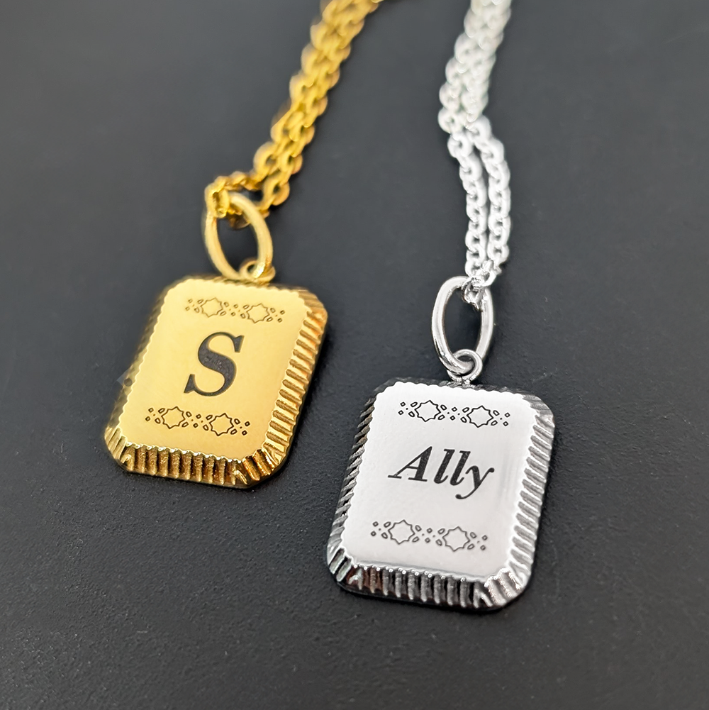 RIBBED PENDANT NECKLACE SQUARE SMALL.png