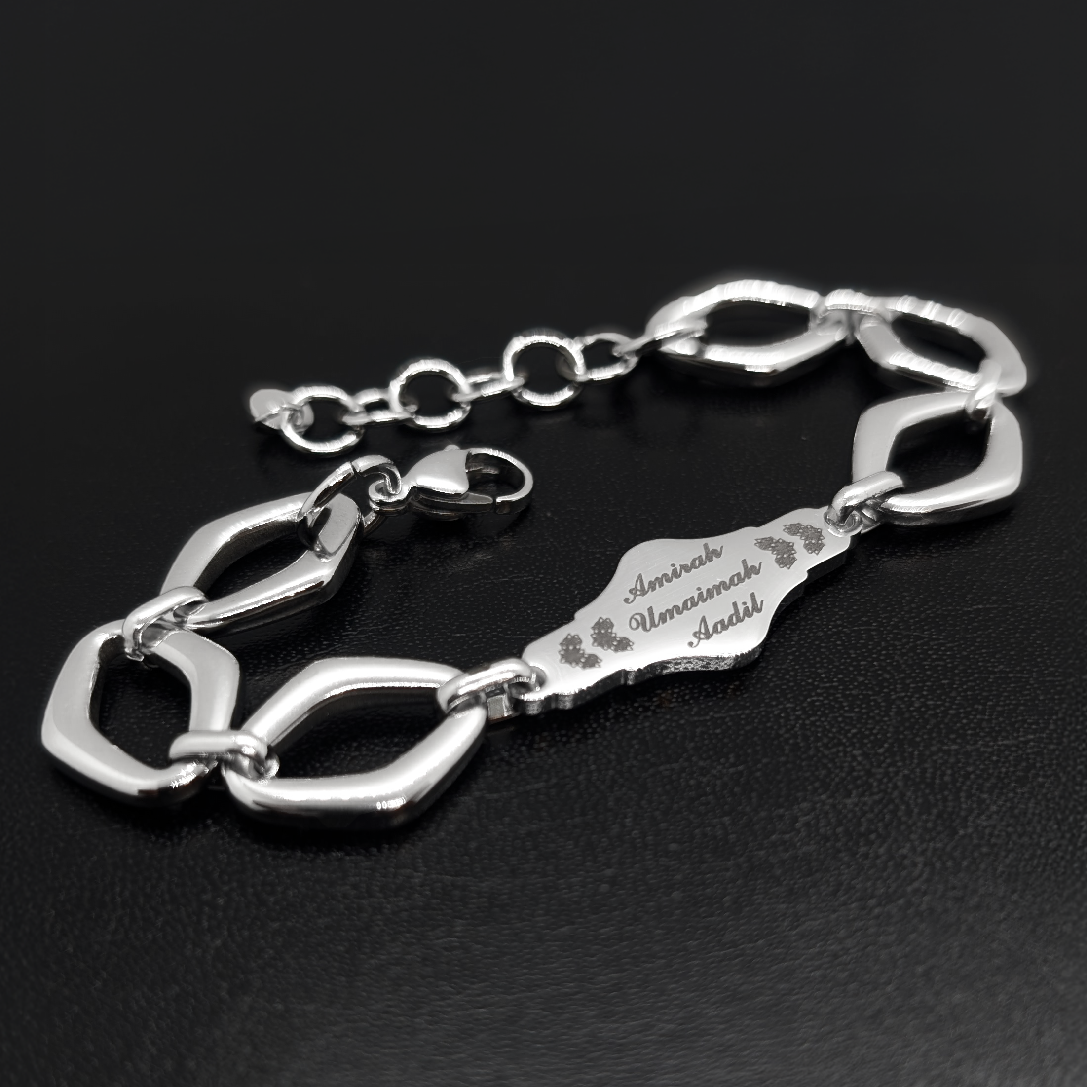rhombus silver chain square.png