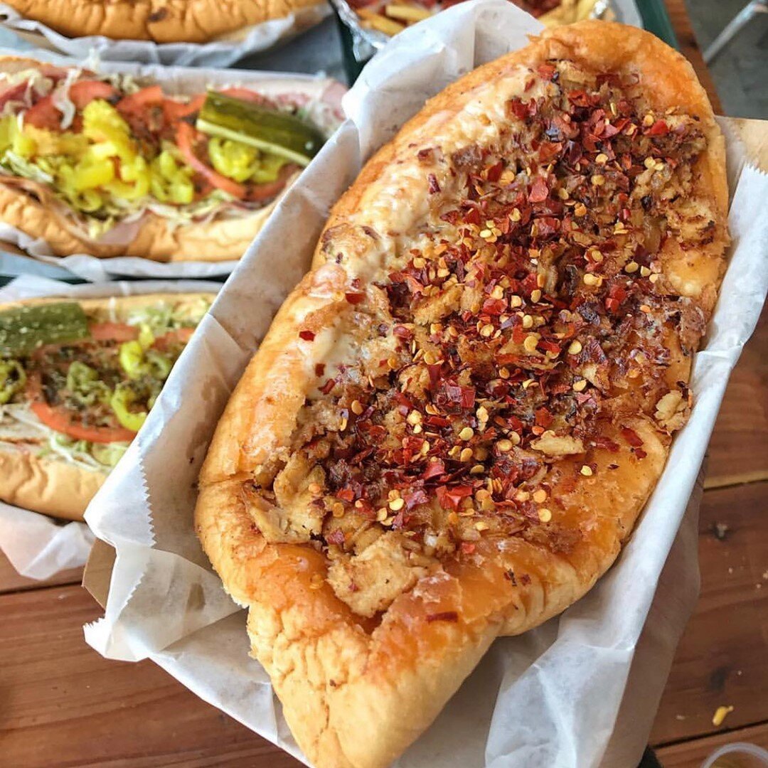 Add a little 🌶 kick to your Friday with the SPICY Logan chicken cheesesteak 🔥
.⁣
.⁣
.⁣
#fridaymood #fridaymotivation #fridaynightfeast #munchies #hangry #foodporn #cheeseporn #fridaylunch #fridaydinner #FRYDAY #friday #fridayvibes #fridaymood #boos