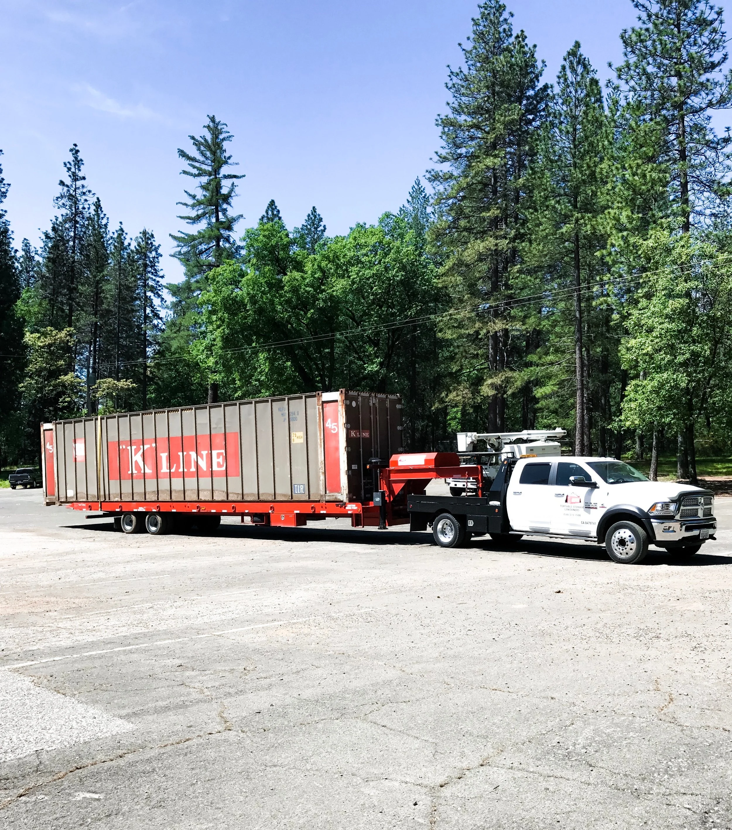 Truck_with_Contral_Trailer_and_shipping_container.jpg