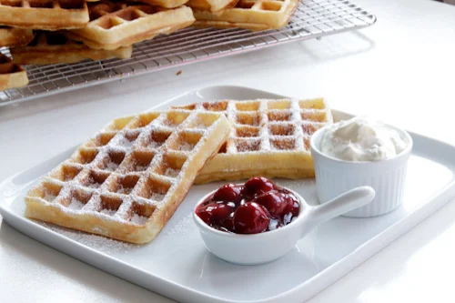 Belgische Waffeln mit Vanillekirschen und Sahne