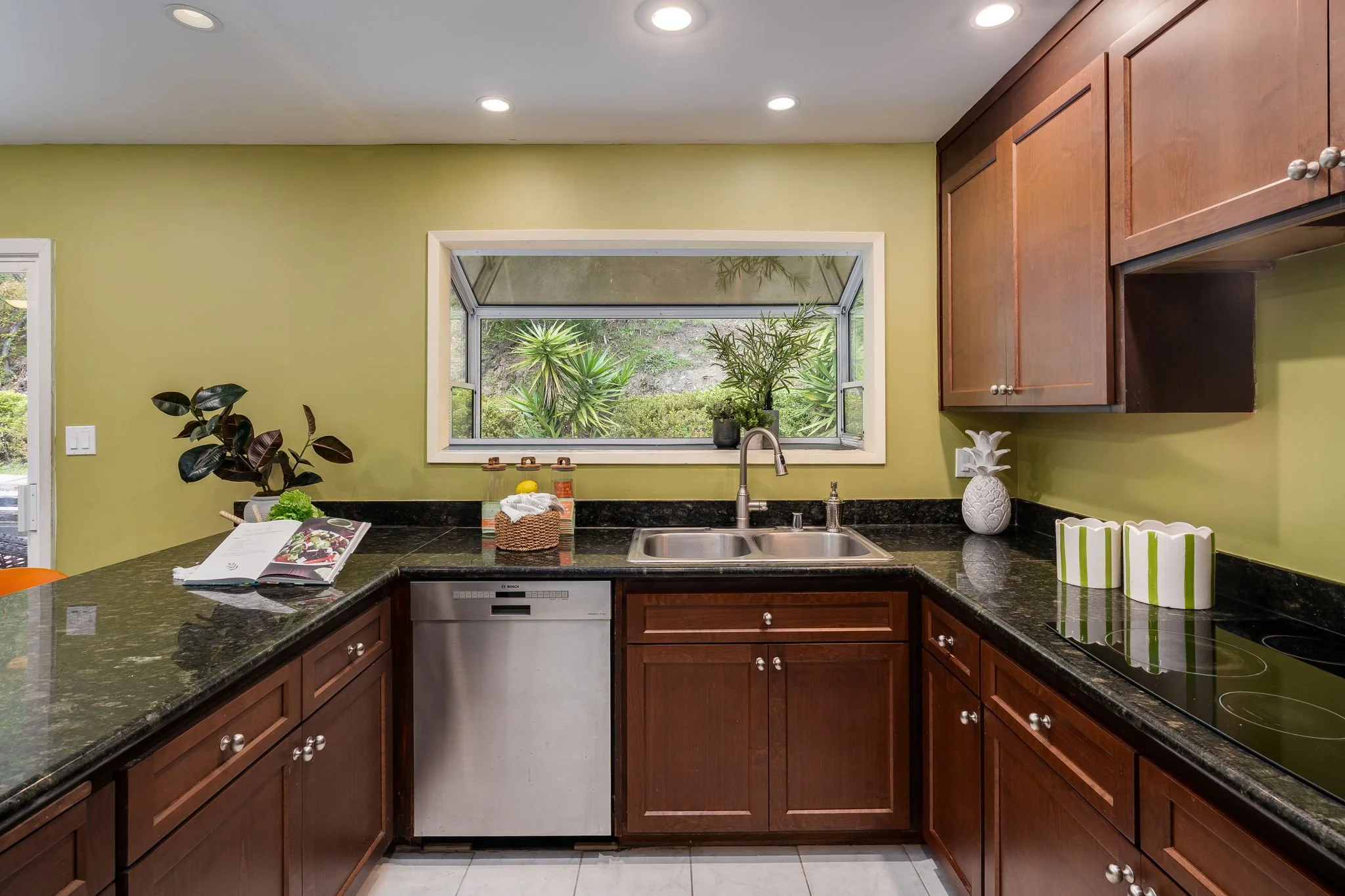 23-web-or-mls-20 Marvin Court-19.jpg