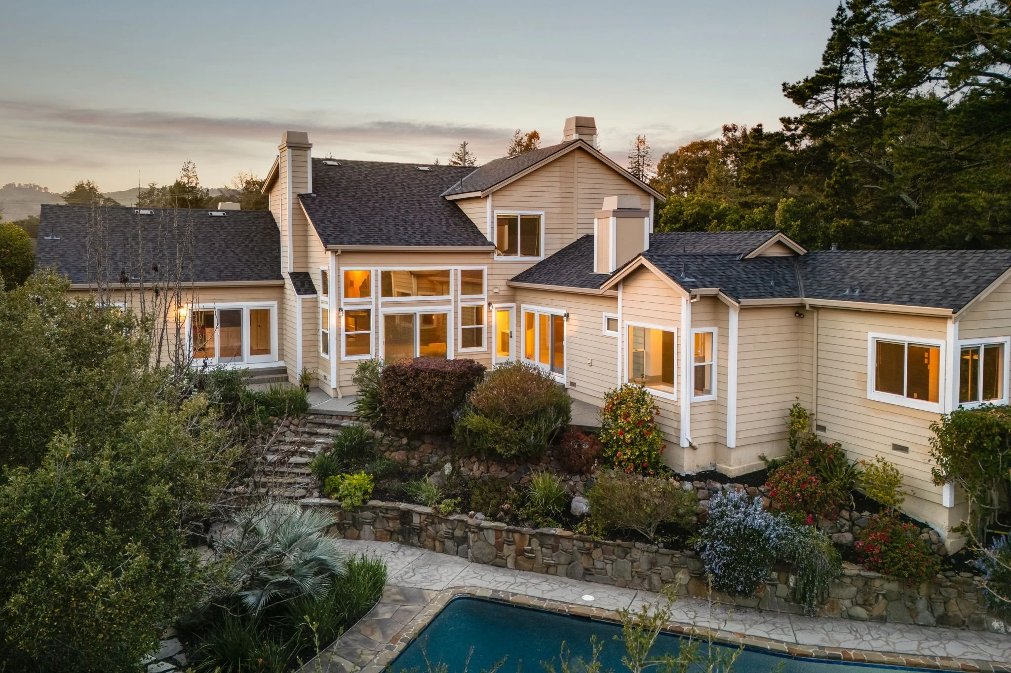 10-web-or-mls-78 Scenic Drive Twilight-10.jpg