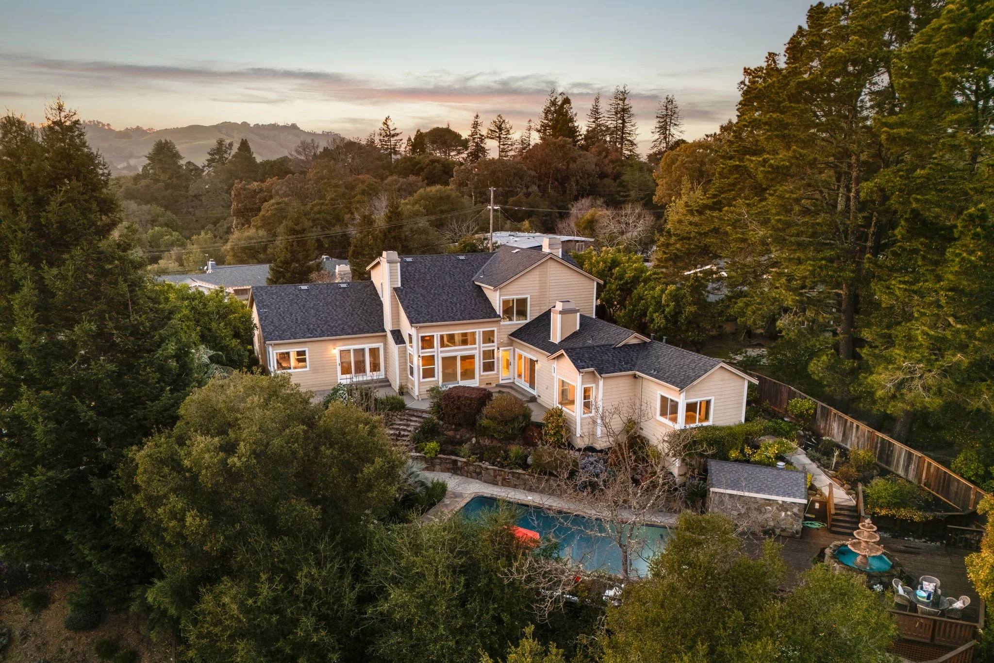 12-web-or-mls-78 Scenic Drive Twilight-12.jpg