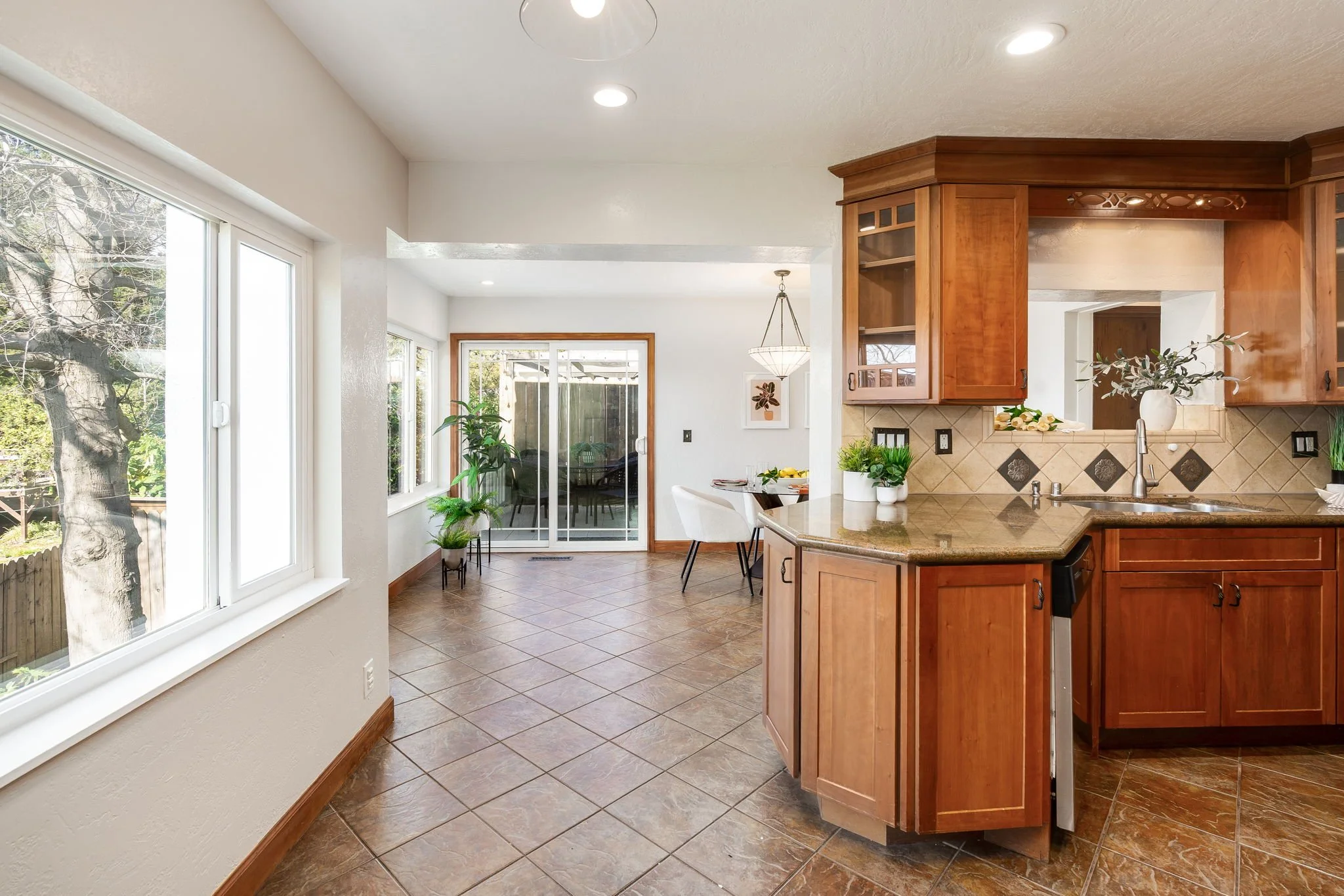 15-web-or-mls-4125 Kuhnle Ave-15.jpg