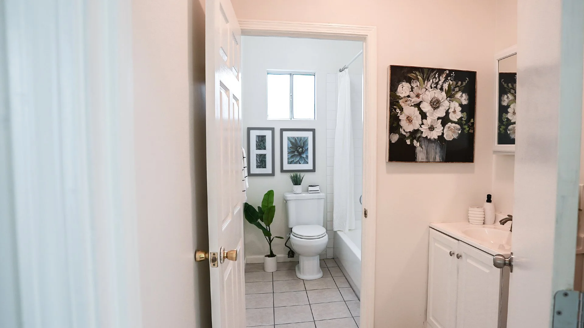 Upstairs_Bathroom1.jpg