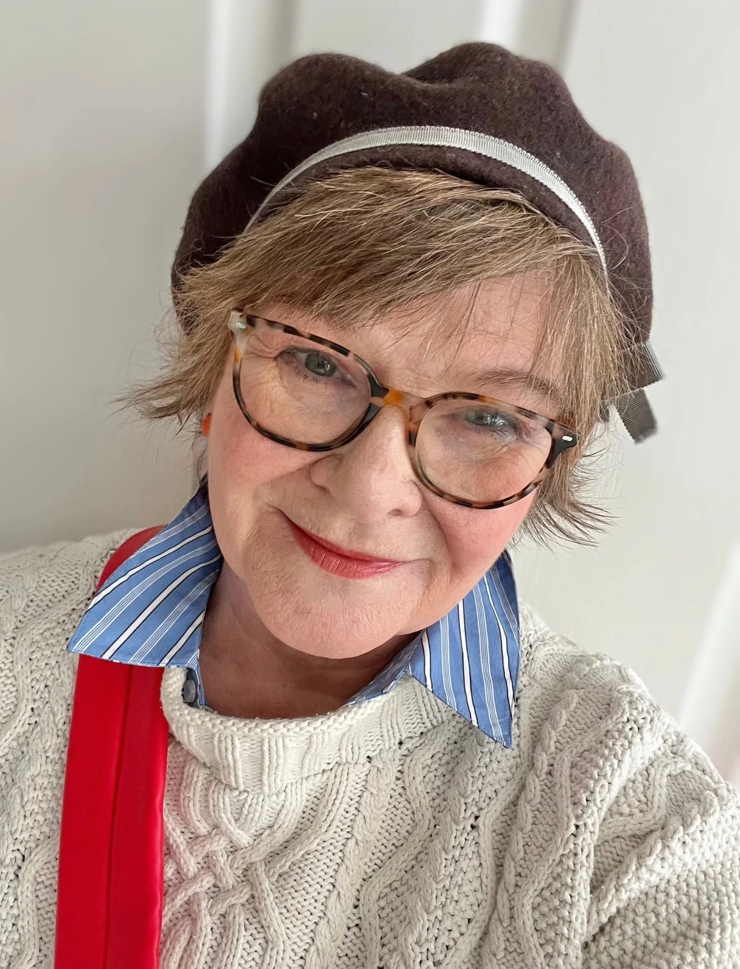 Studio visiting - Sunshine today and I&rsquo;m channeling my favourite pops of orange. I don&rsquo;t wear a lot of make up, but I do like my lippy and always wear earrings.  Today lovely orange ones made by the queen of colour, my super creative frie