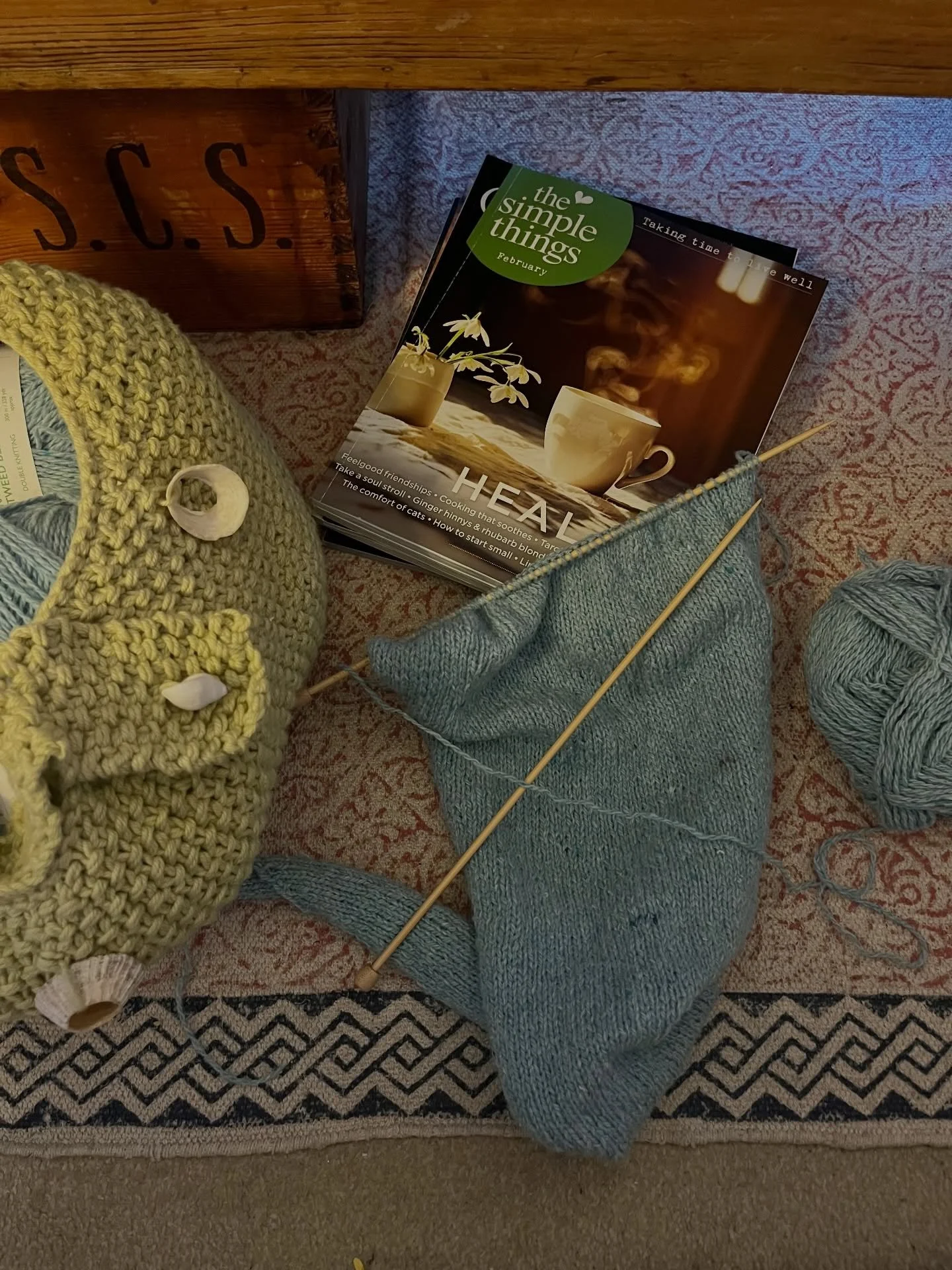 Saturday afternoon - chilling with @simplethingsmag and my knitting @knitsirdar drinking tea with Mr H.  Oh and  @crewealexofficial beat @swindontownwfc 2-1, not bad for a grey wet February.  What have you been doing? x

Wet February
Sunday afternoon