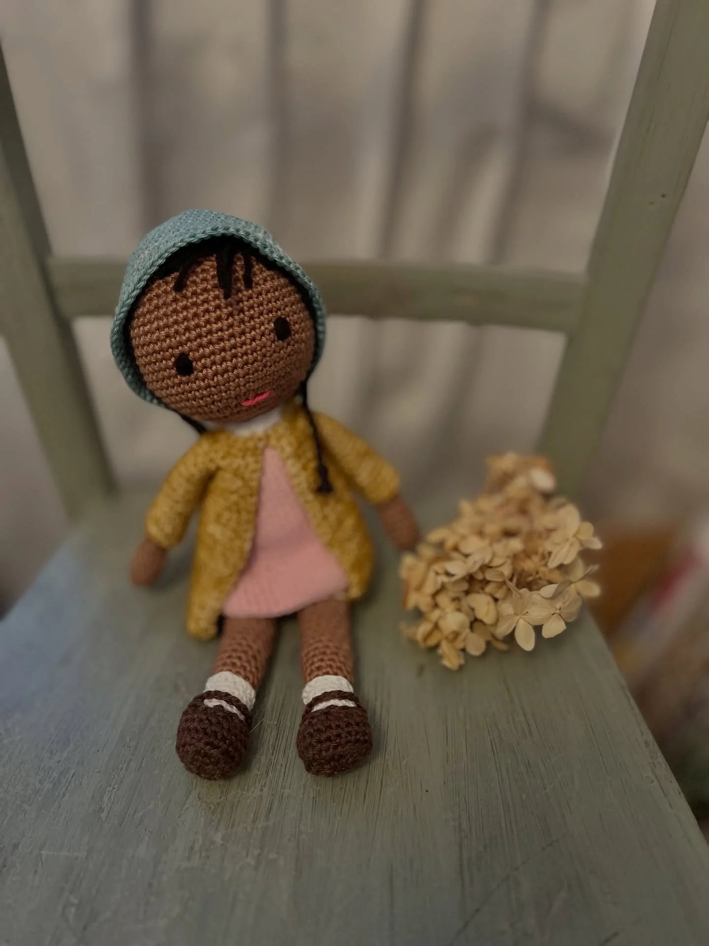 Maisie - Lovely meet up with my dear friend Isobel this morning for coffee and catch up.  We talked all things including textile art, a passion we both share and Isobel&rsquo;s work is amazing.  You may remember last September I was a Judge at a loca